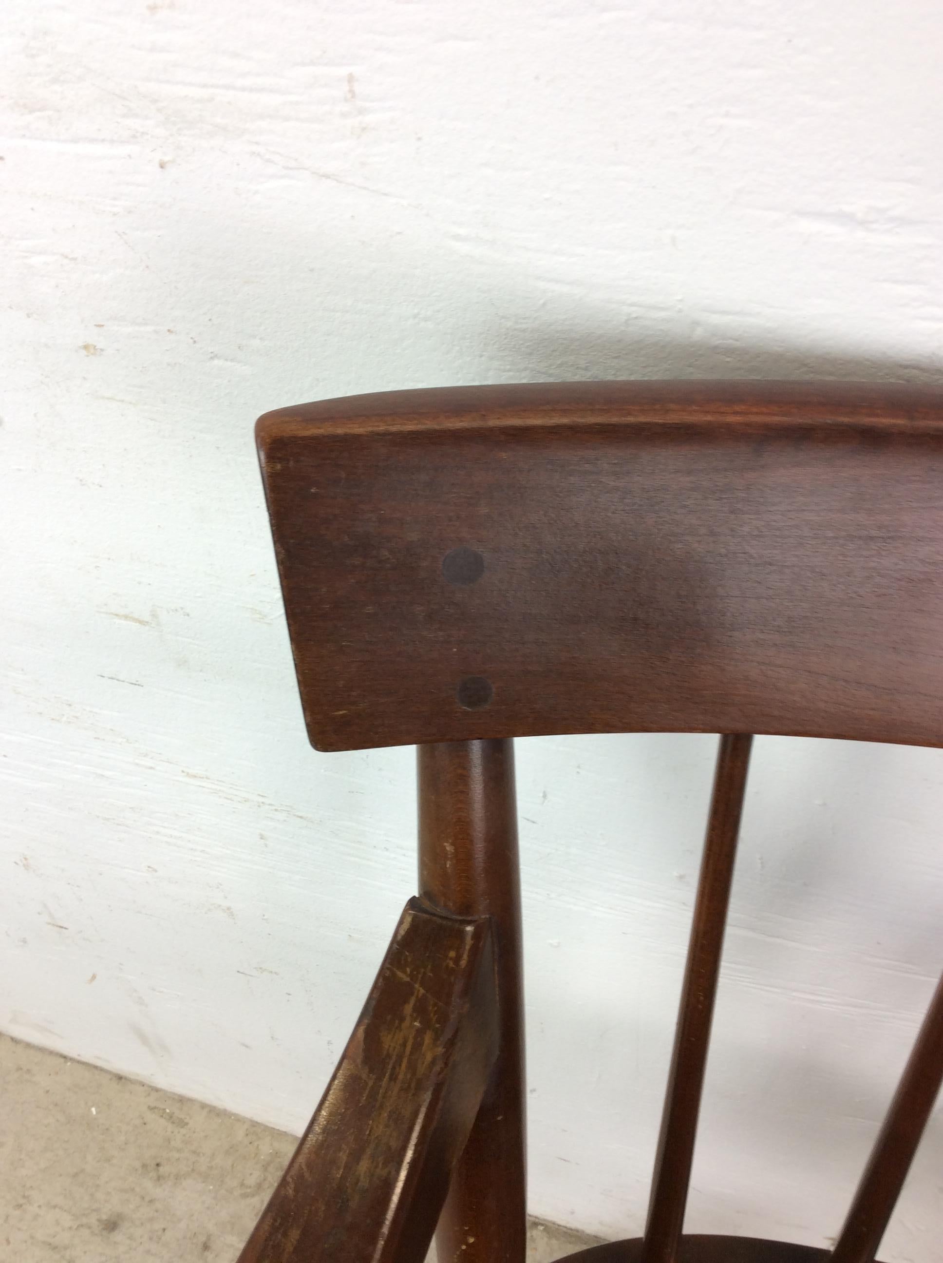 Silla acentuada de nogal moderna de mediados de siglo con brazos en venta 5