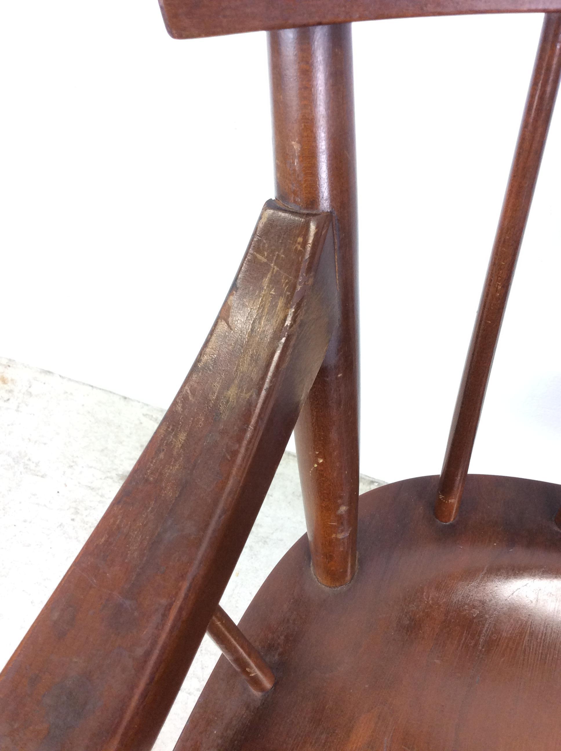 Silla acentuada de nogal moderna de mediados de siglo con brazos en venta 6