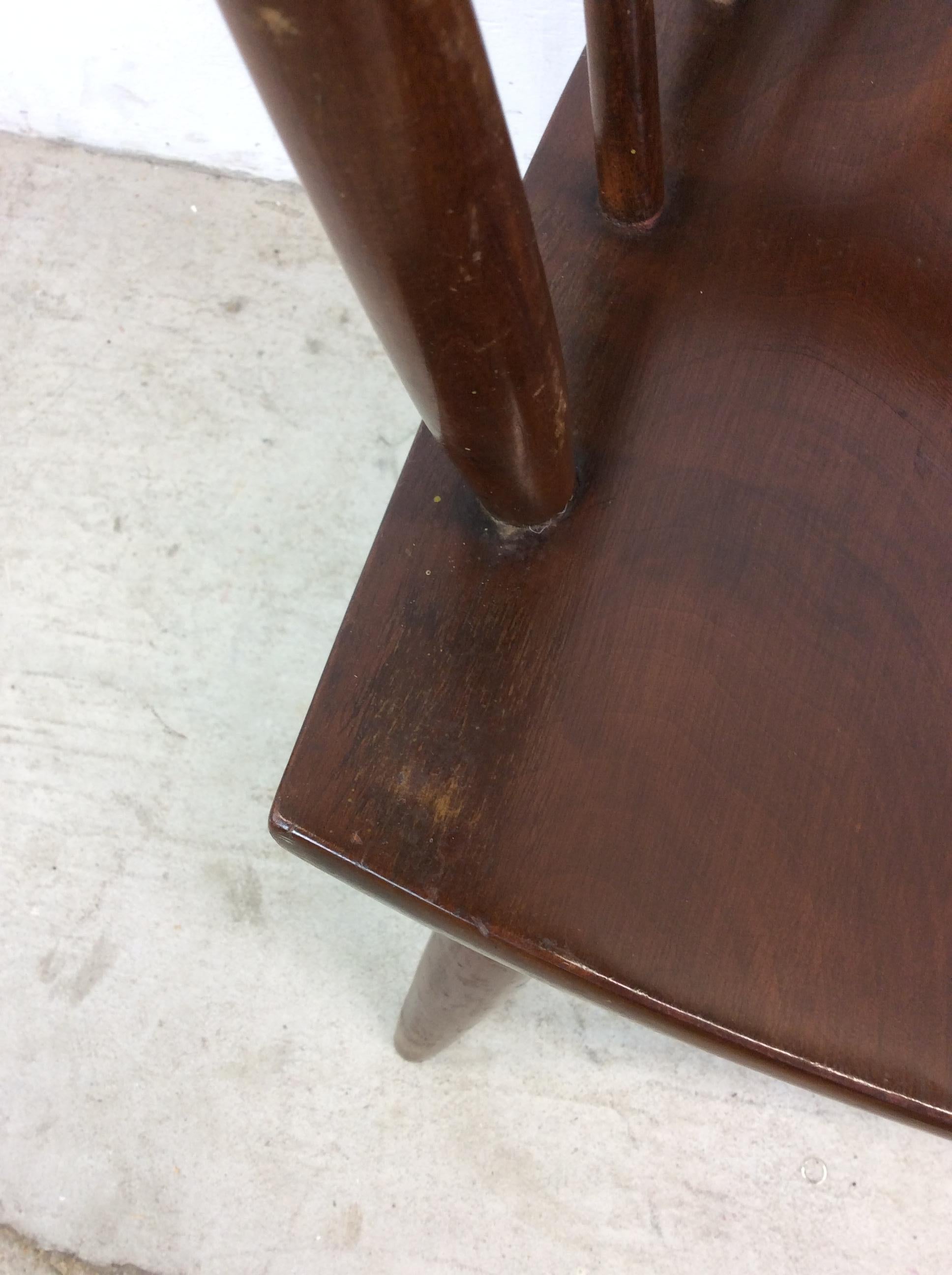 Silla acentuada de nogal moderna de mediados de siglo con brazos en venta 7