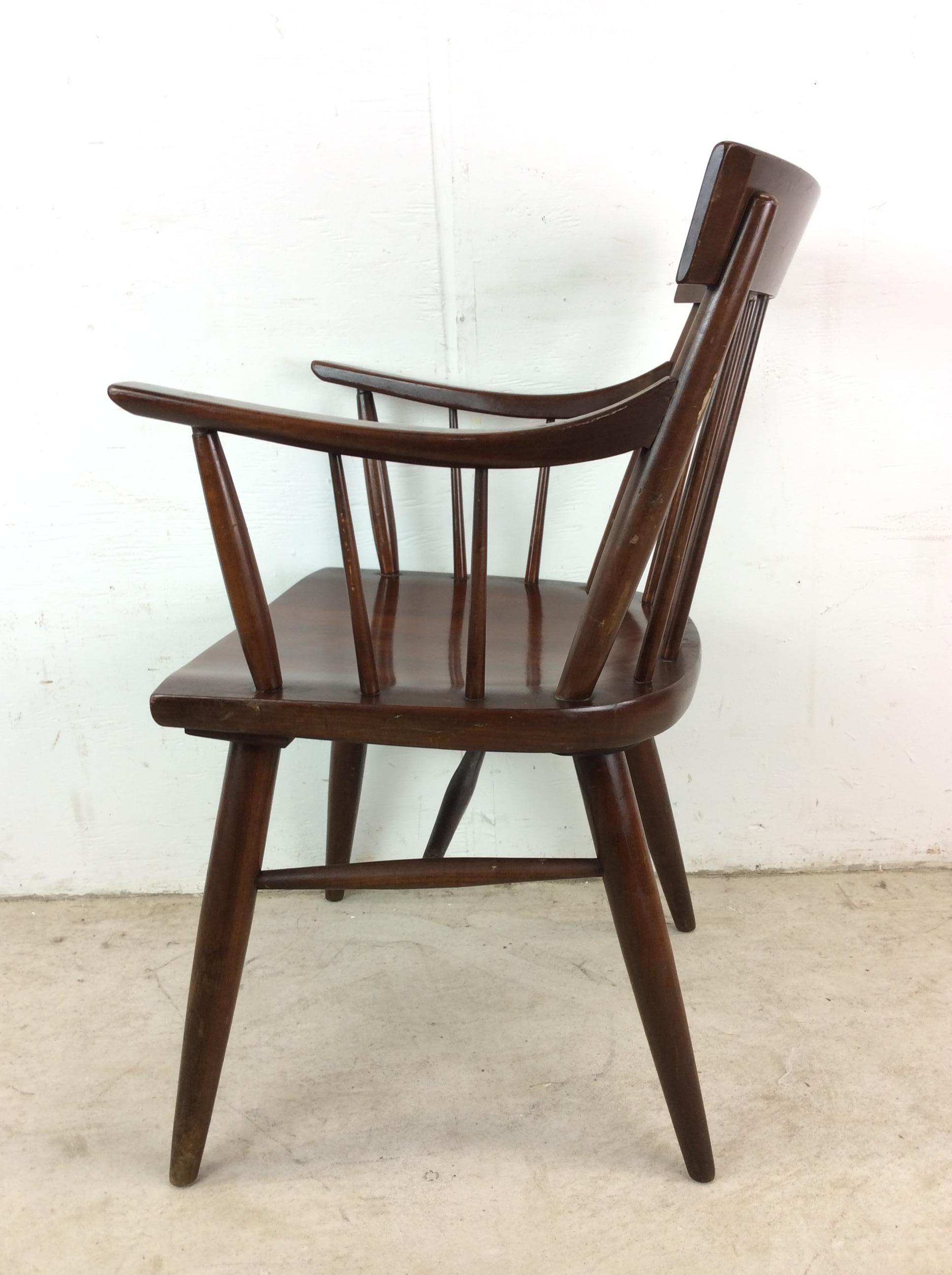 Silla acentuada de nogal moderna de mediados de siglo con brazos en venta 9