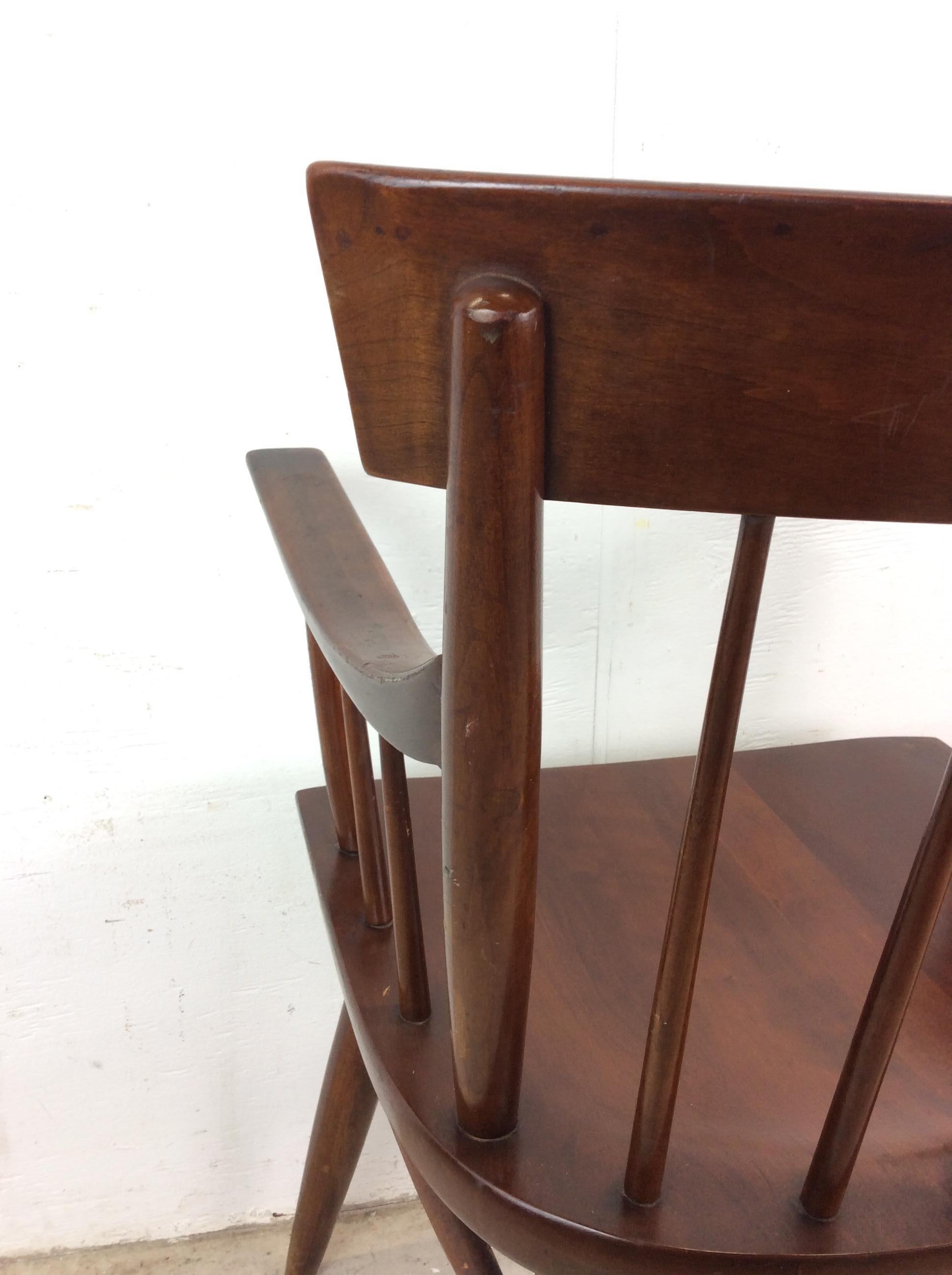 Silla acentuada de nogal moderna de mediados de siglo con brazos en venta 10