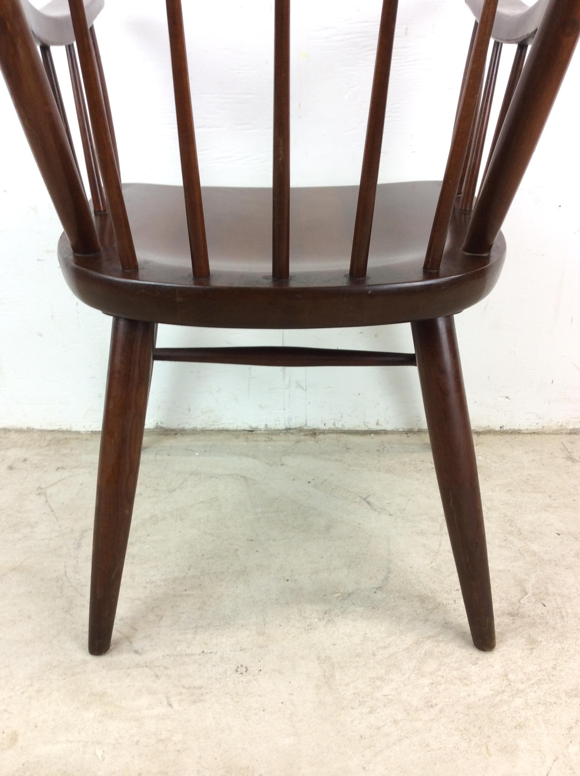Silla acentuada de nogal moderna de mediados de siglo con brazos en venta 11