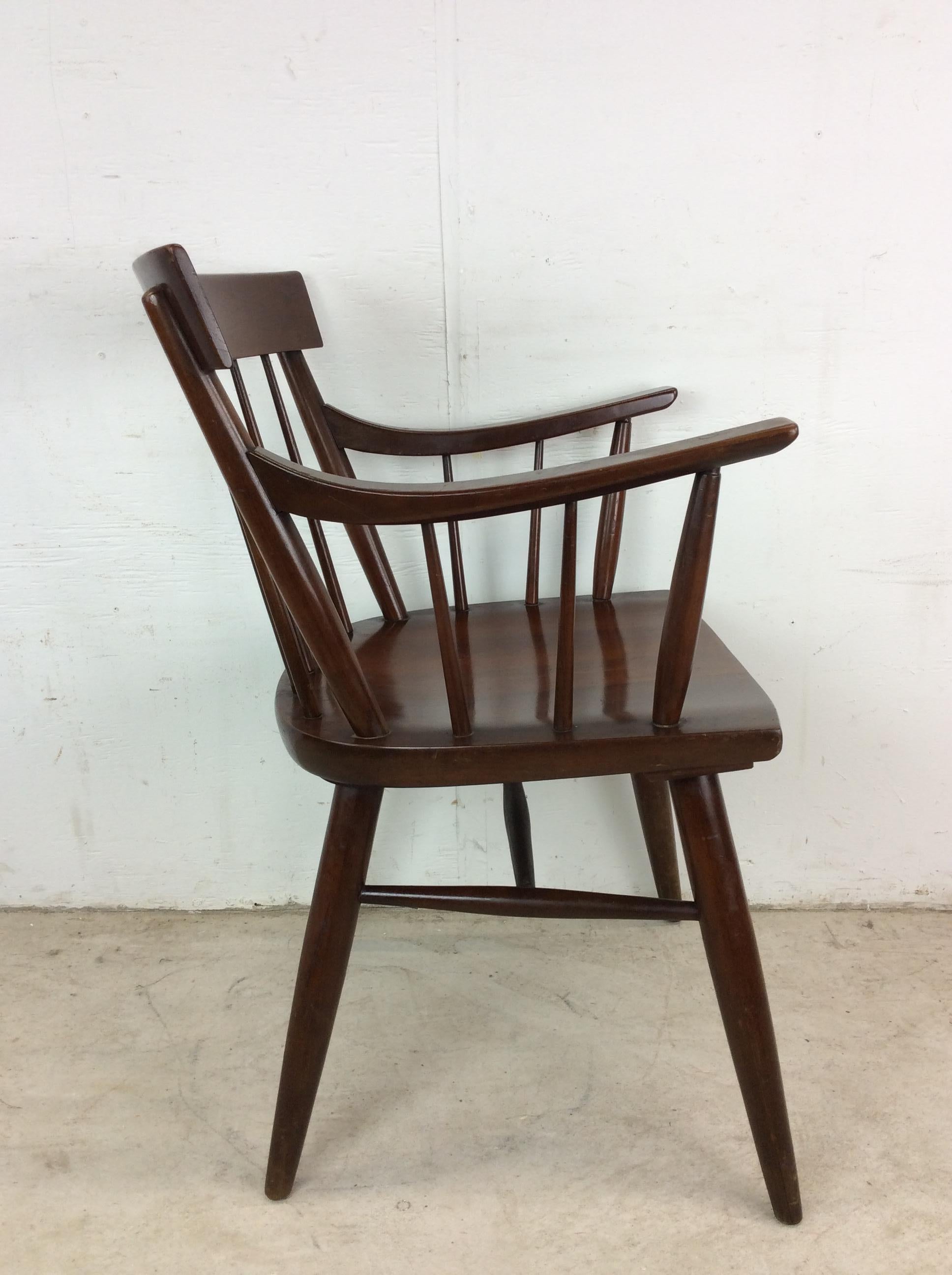 Silla acentuada de nogal moderna de mediados de siglo con brazos en venta 12