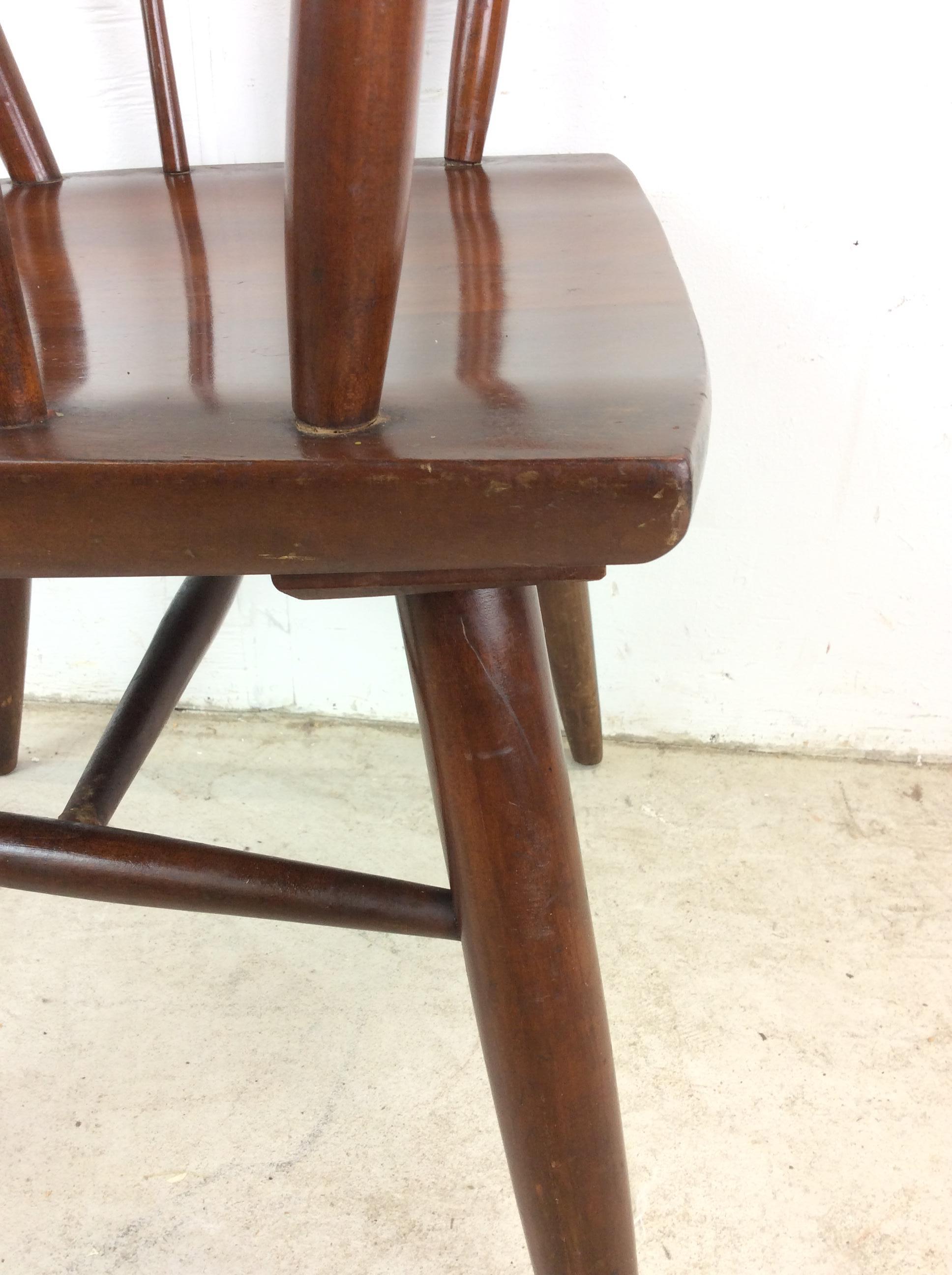 Silla acentuada de nogal moderna de mediados de siglo con brazos en venta 13