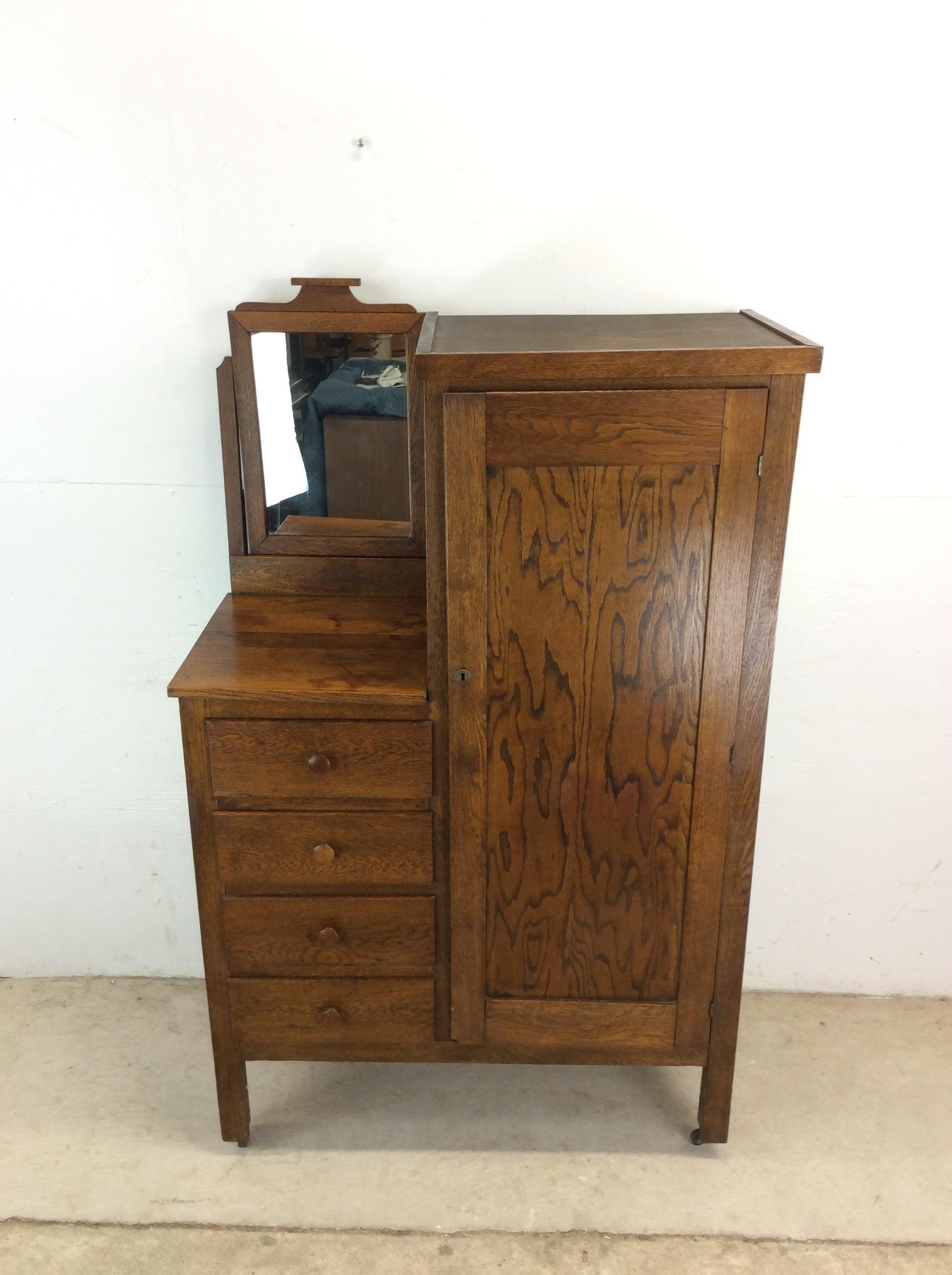Questo antico armadio a muro è dotato di quattro cassetti con tiretto in legno intagliato, di un ampio mobile con portaoggetti per appendere i vestiti, di uno specchio regolabile e di piedini a rotelle.

Dimensioni: 40w 19.5d 64h

Note sulle