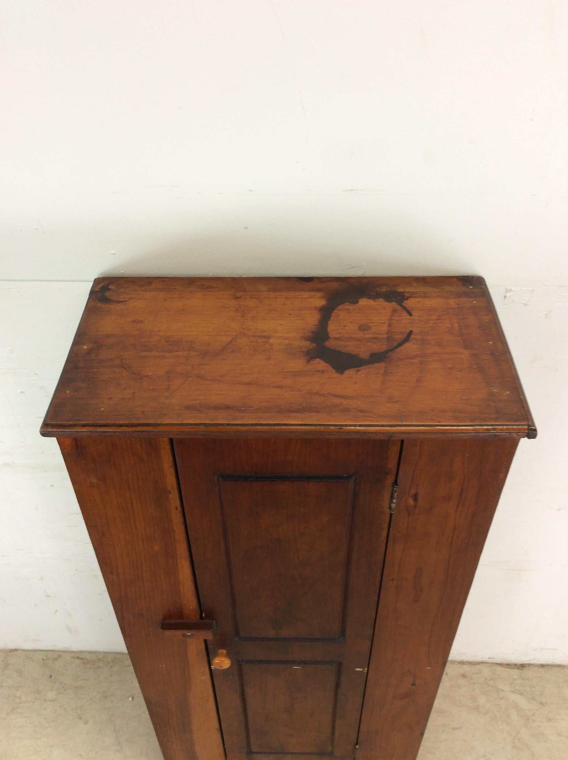 Questo mobile antico presenta una struttura in legno massiccio, una finitura originale in pino nodoso, un'anta con chiusura in legno e quattro ripiani interni.

Dimensioni: 23,25 l 12,5 p 49 h

Note sulle condizioni: Imperfezioni cosmetiche come