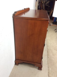 Antikes Sideboard im Landhausstil aus Ahornholz mit gedrechselten Holzgriffen