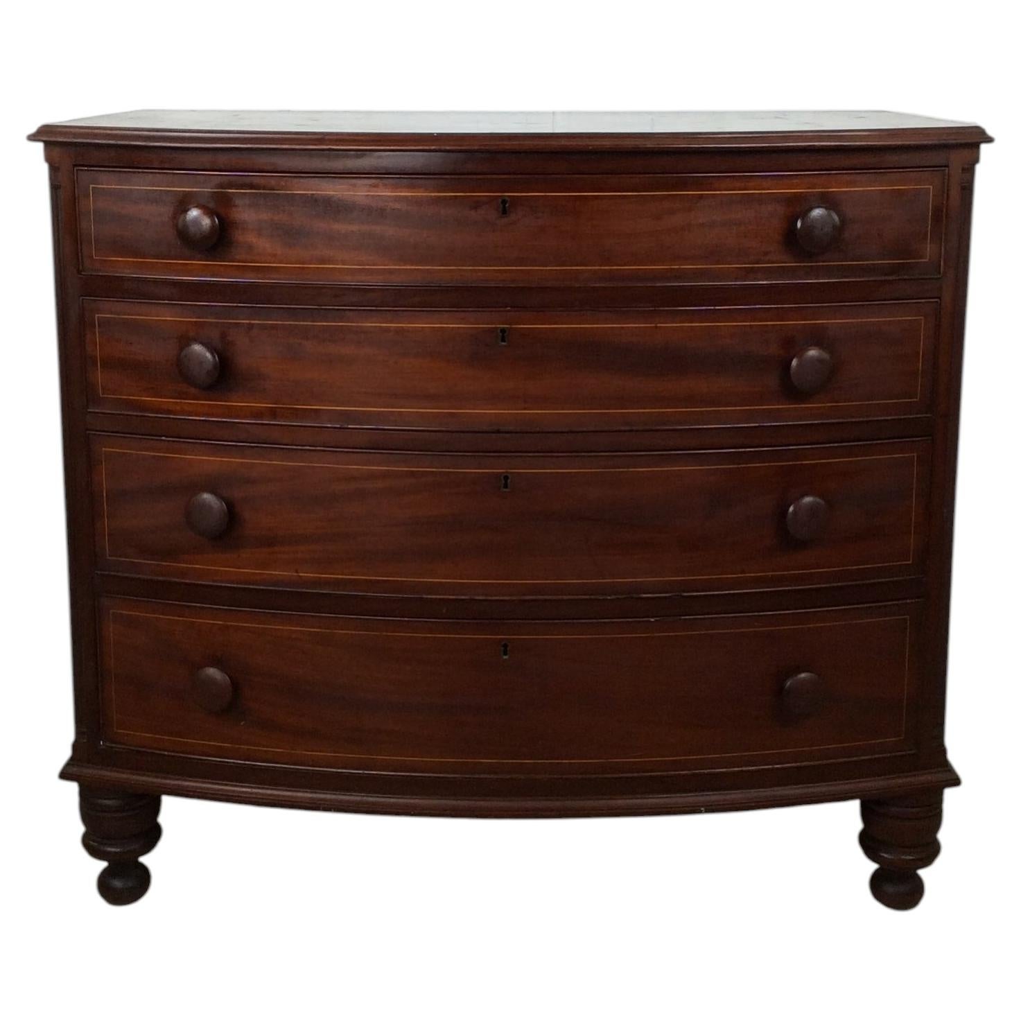 Commode à façade bombée en acajou avec incrustations de style Chippendale, région du Mid-Atlantic