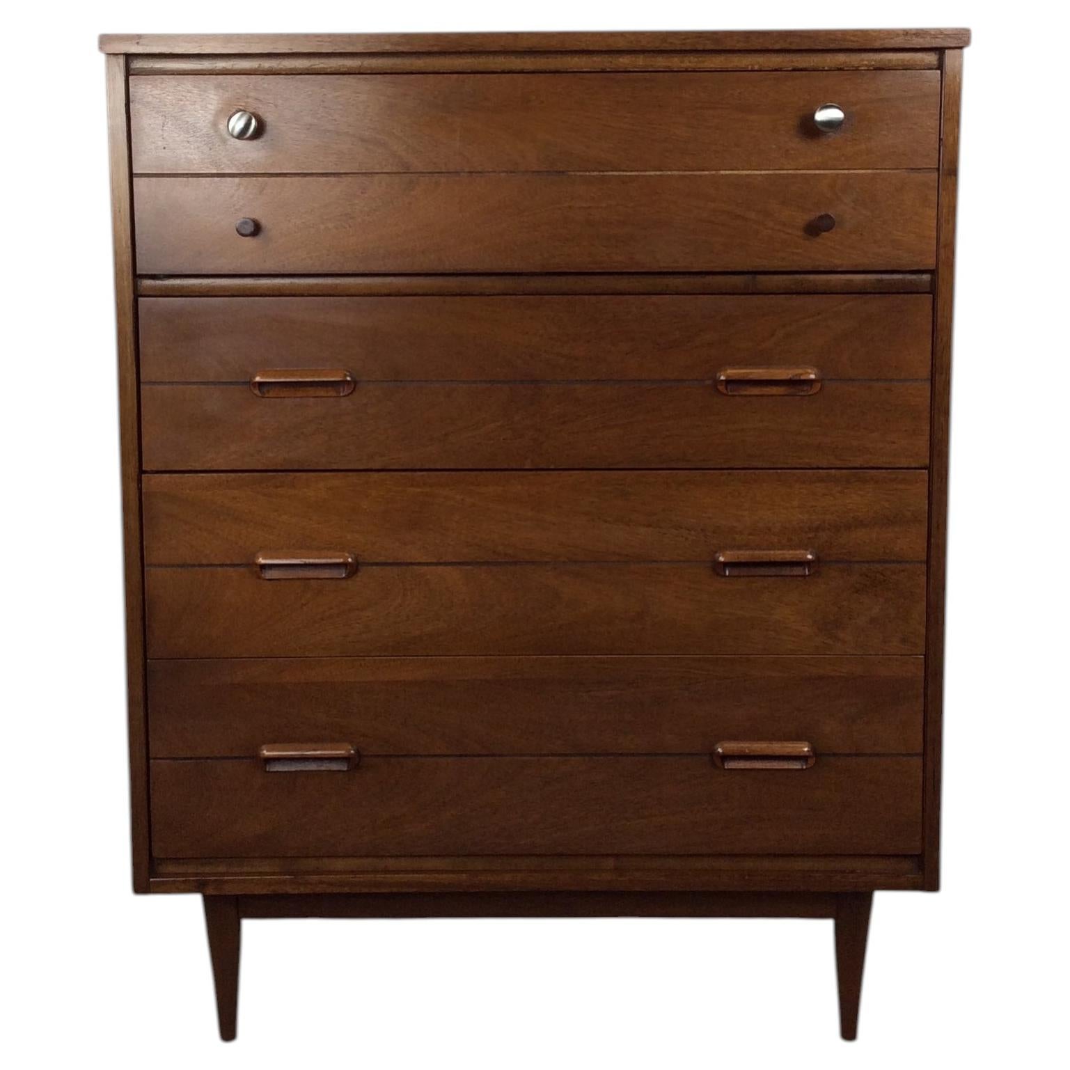 Mid-Century-Modern-Kommode im Highboy-Stil mit verchromten Beschlägen im Angebot