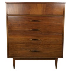 Commode haute de style « Mid-Century Modern » à quatre tiroirs et ferrures en laiton