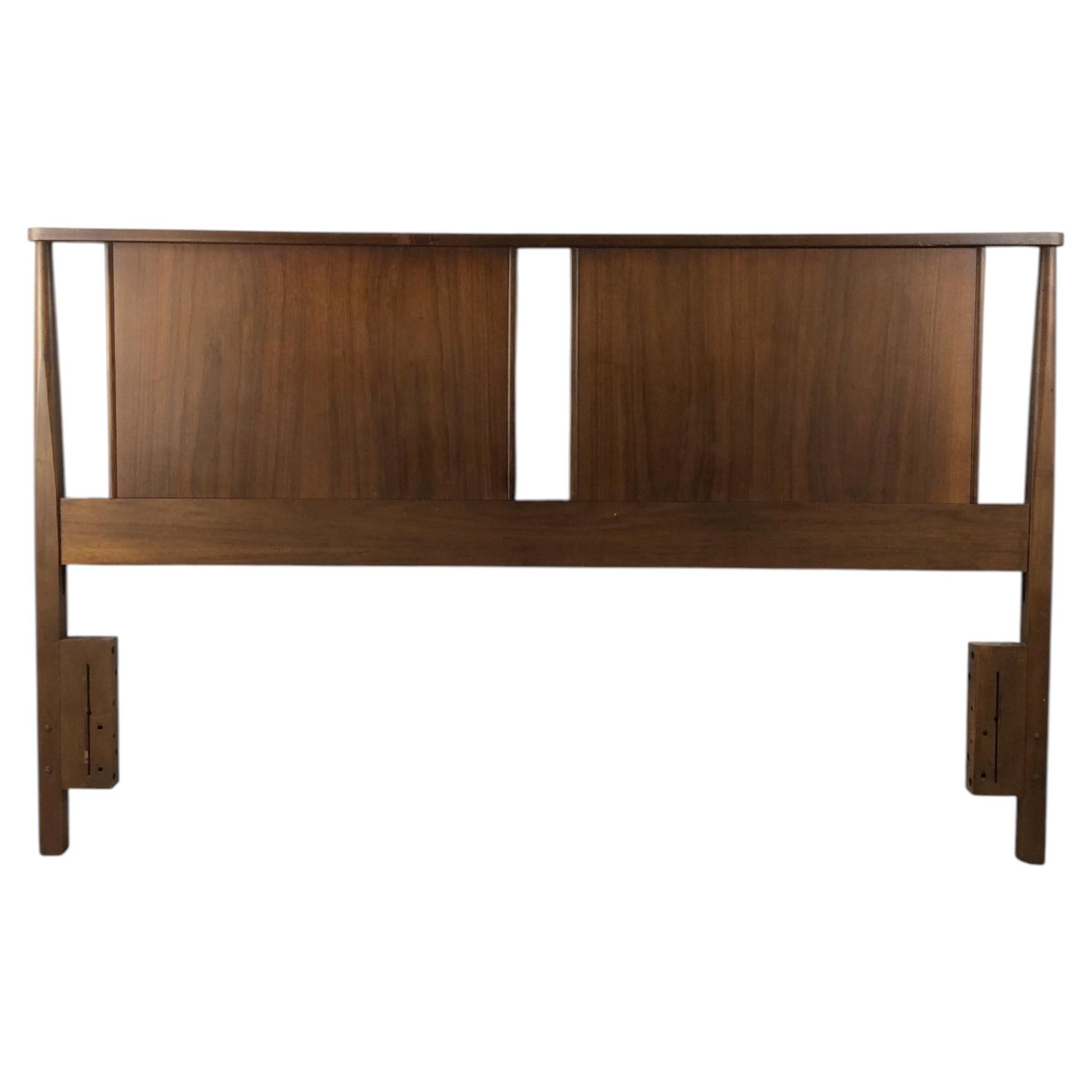 Kopfteil im Mid-Century-Modern-Stil aus Walnussholz in voller Größe mit Rahmen aus gedrechseltem Holz im Angebot