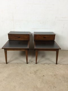 Coppia di tavolini a gradini in stile Mid-Century Modern con un unico cassetto