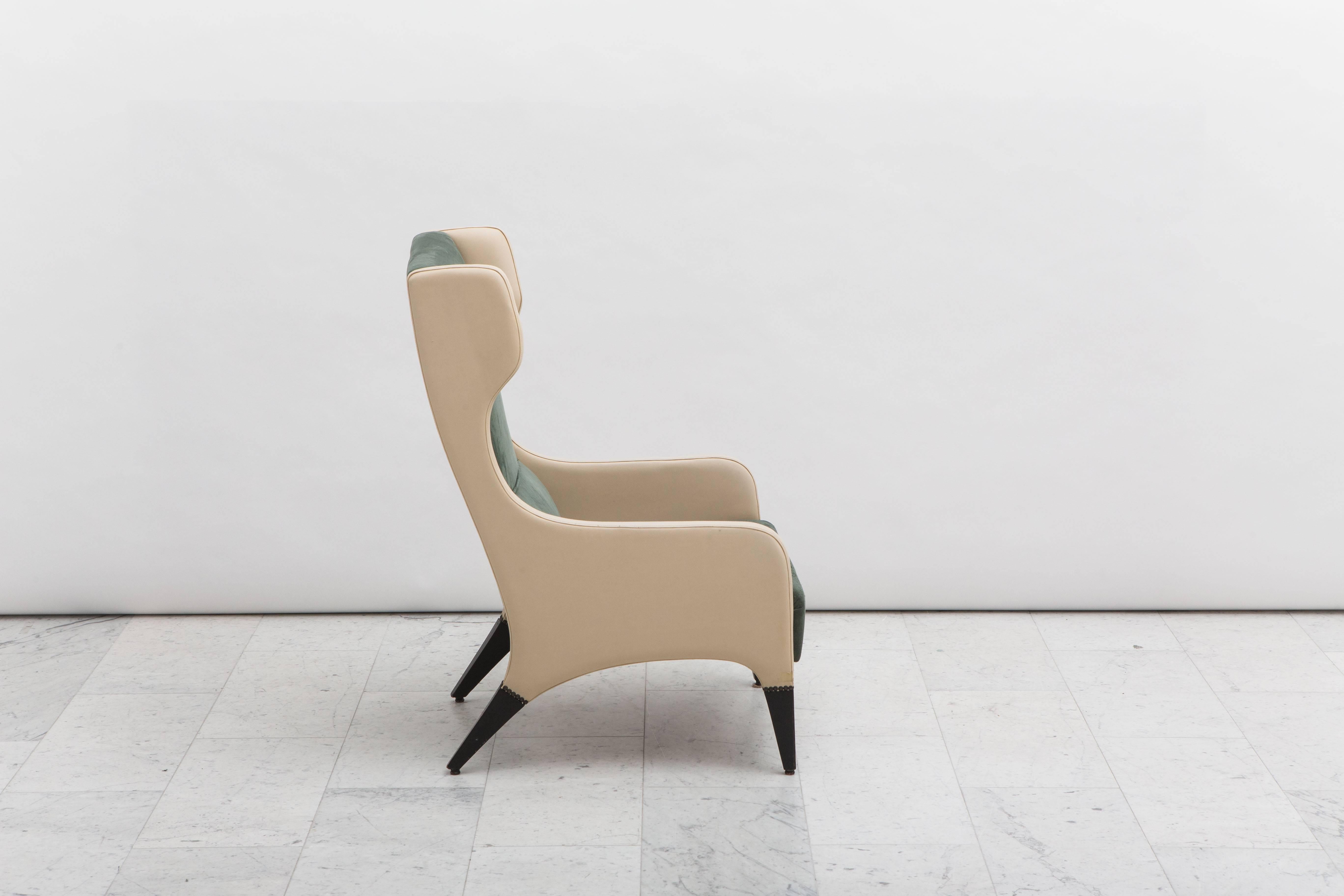A pair of original Gio Ponti walnut and upholstered armchairs designed and made for the iconic Parco Dei Principi Hotel in Rome, Italy.
Elegant and demure in design, they are an excellent example of the Italian designer and architect’s master