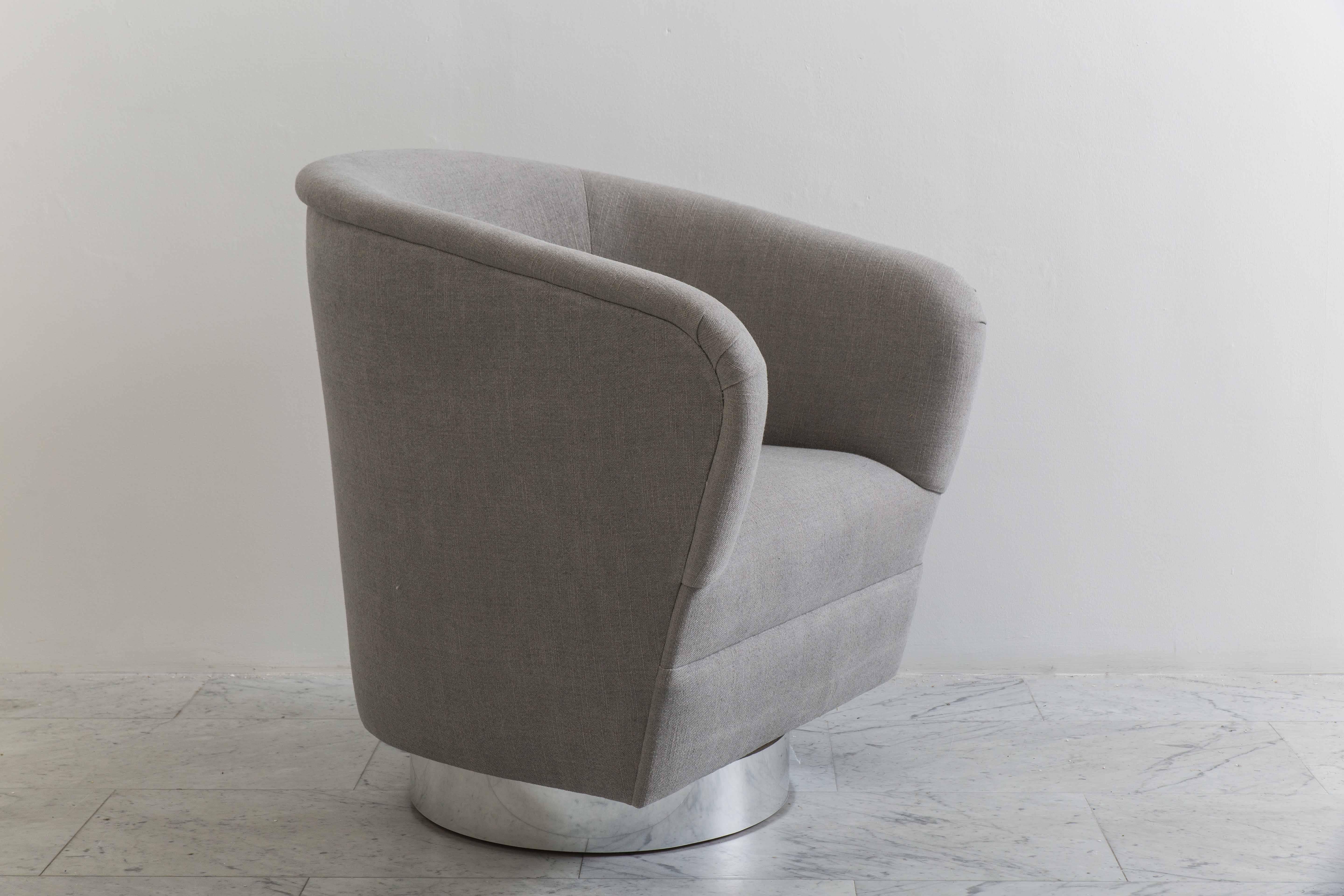 Milo Baughman, Pair of Grey Linen Narrow Swivel Chairs, USA, circa 1970s In Excellent Condition In New York, NY