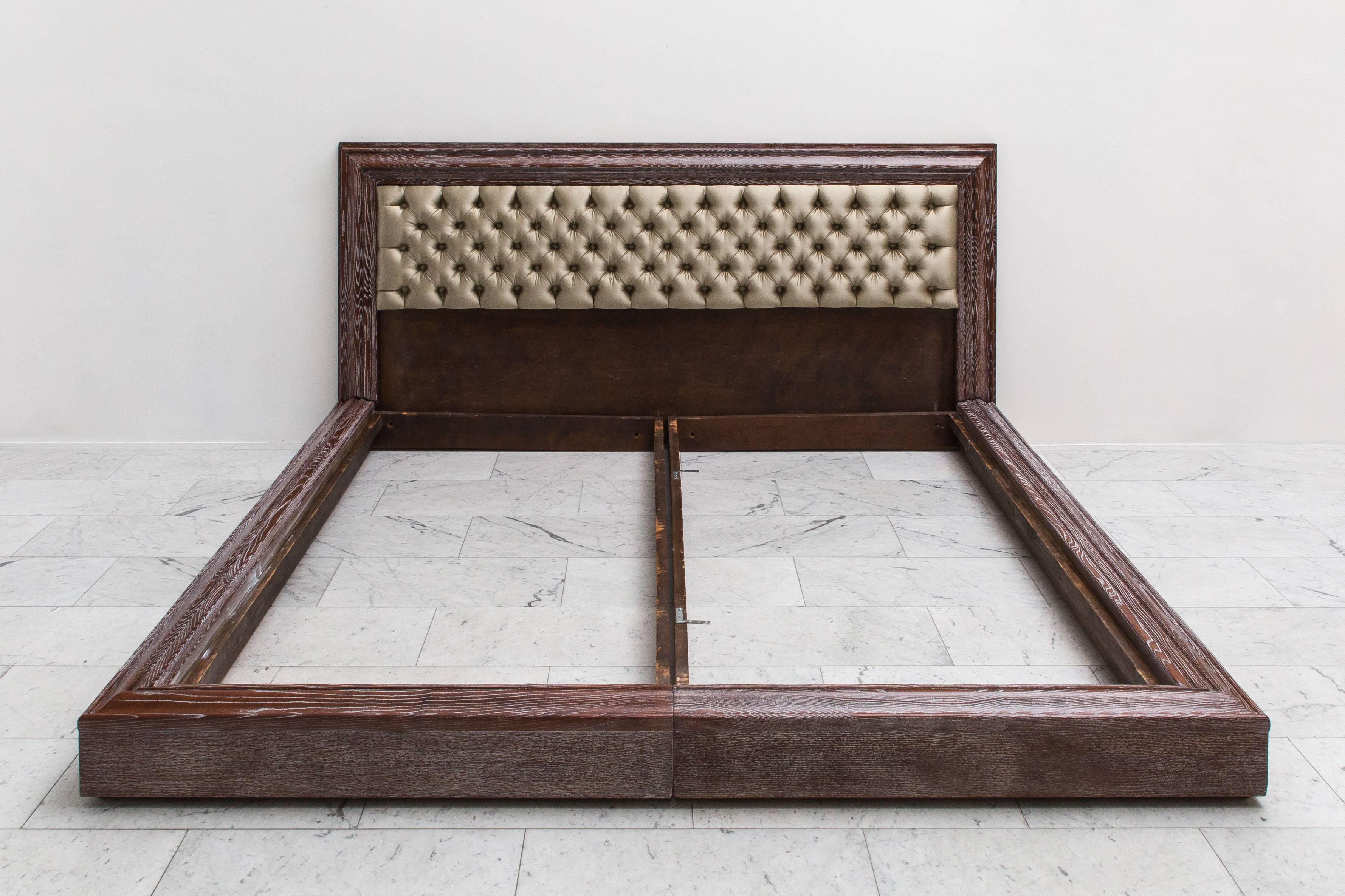 James Mont, Graues King-Size-Bett aus gekälktem Eichenholz (amerikanisch) im Angebot