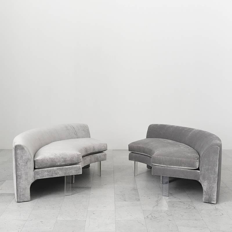 This gorgeous room-sized and versatile Omnibus sectional is an original set designed by Vladimir Kagan. With playful and functional aspects, the pieces can be moved and adjusted to form different seating options. The group is comprised of two