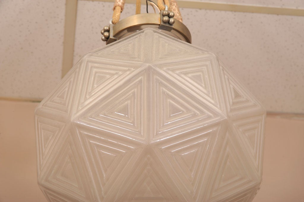Lustre de type boule de Lalique, verre clair et dépoli moulé d'un motif géométrique, électrifié.