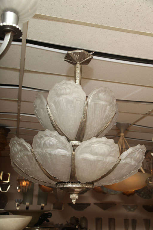 Grande lampadario Art Déco della Cristallerie Val Saint Lambert, anni '30 circa, con 15 placche in vetro trasparente e smerigliato montate su due livelli in una cornice di bronzo nichelato.
Sono disponibili applique abbinate.