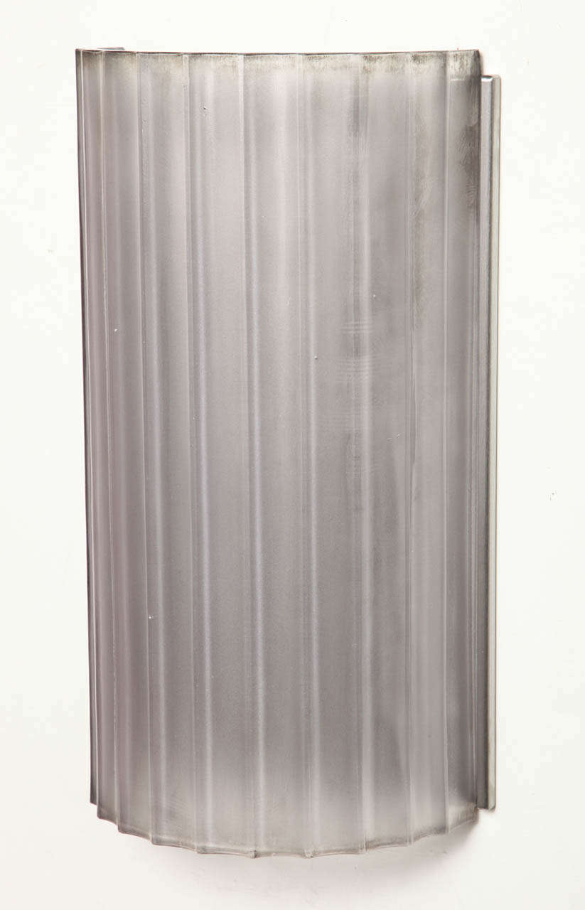 Marius-Ernest Sabino.
Apliques de pared Art Decó franceses de cristal moldeado transparente y esmerilado montados en un marco de níquel cepillado, años 30. Medidas: 15,5