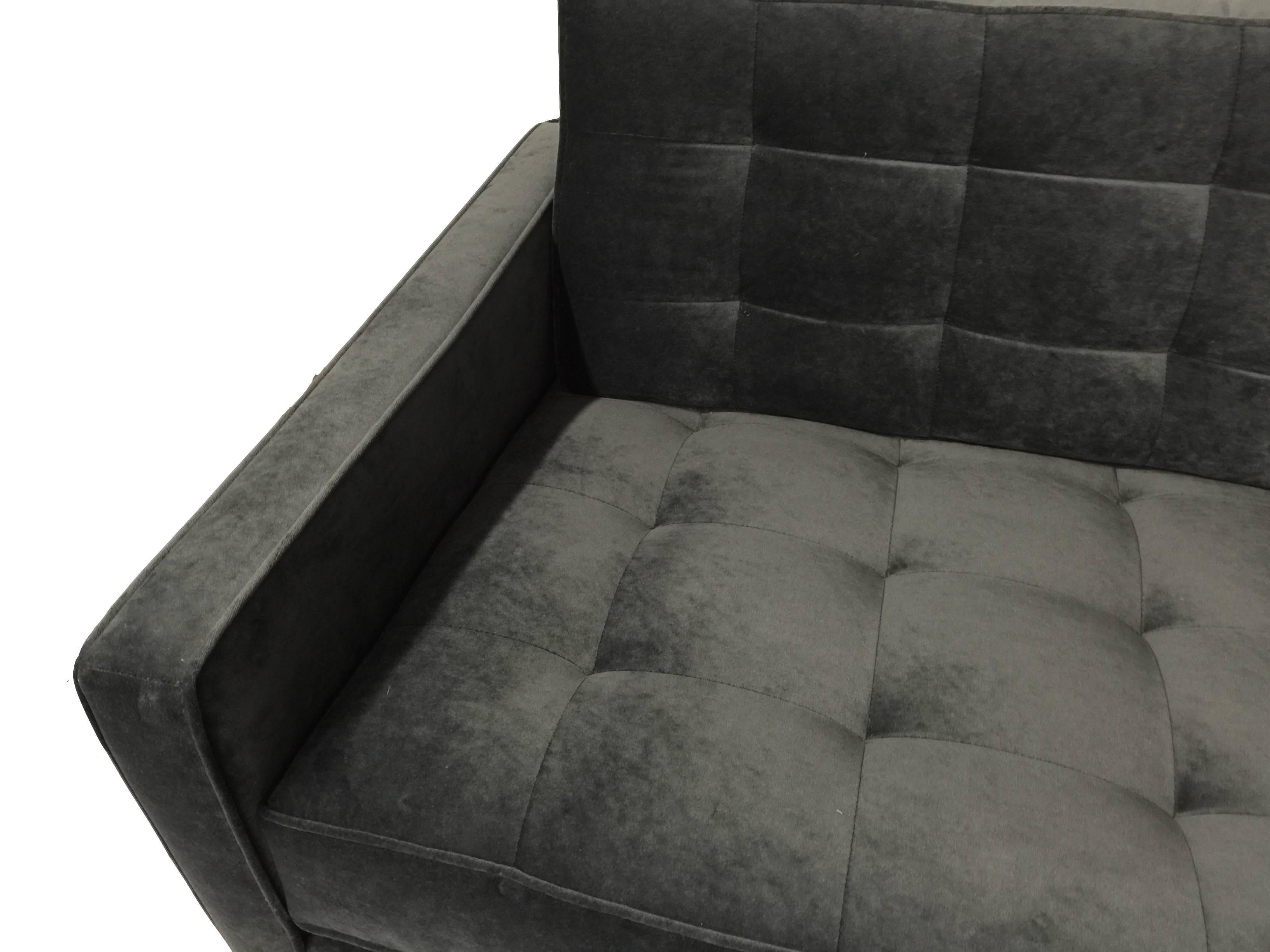 This loveseat is similar to the Florence Knoll sofa.
It is newly upholstered in gun metal gray velvet with a tufted stitch.
Base is polished chrome.