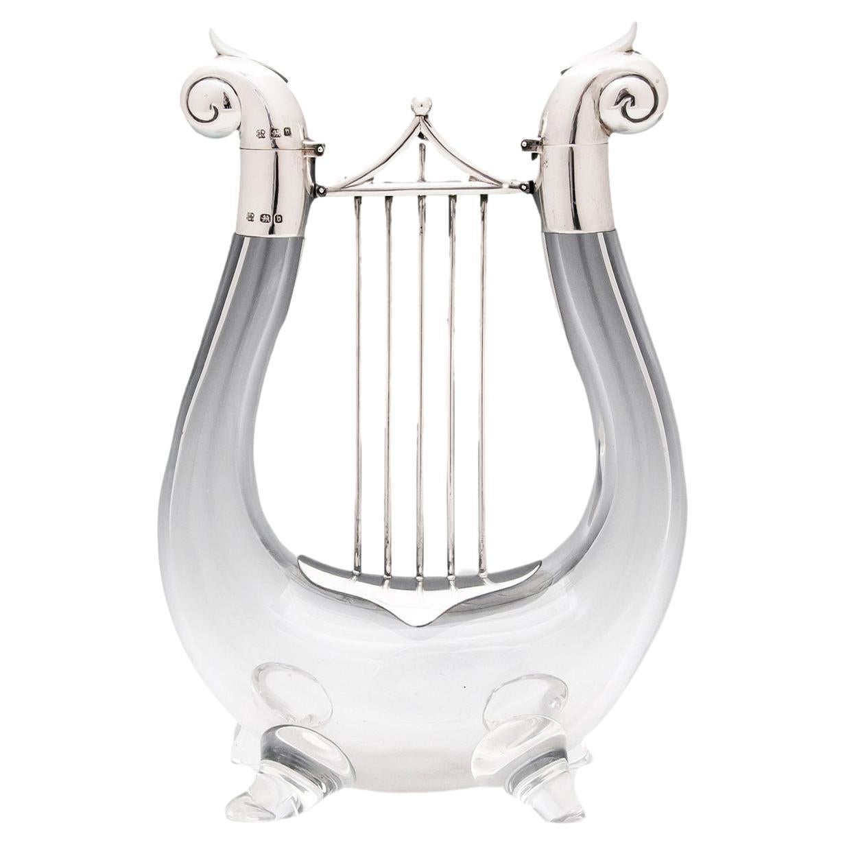 Novedad Decantador de lira montado en plata Hukin and Heath en venta