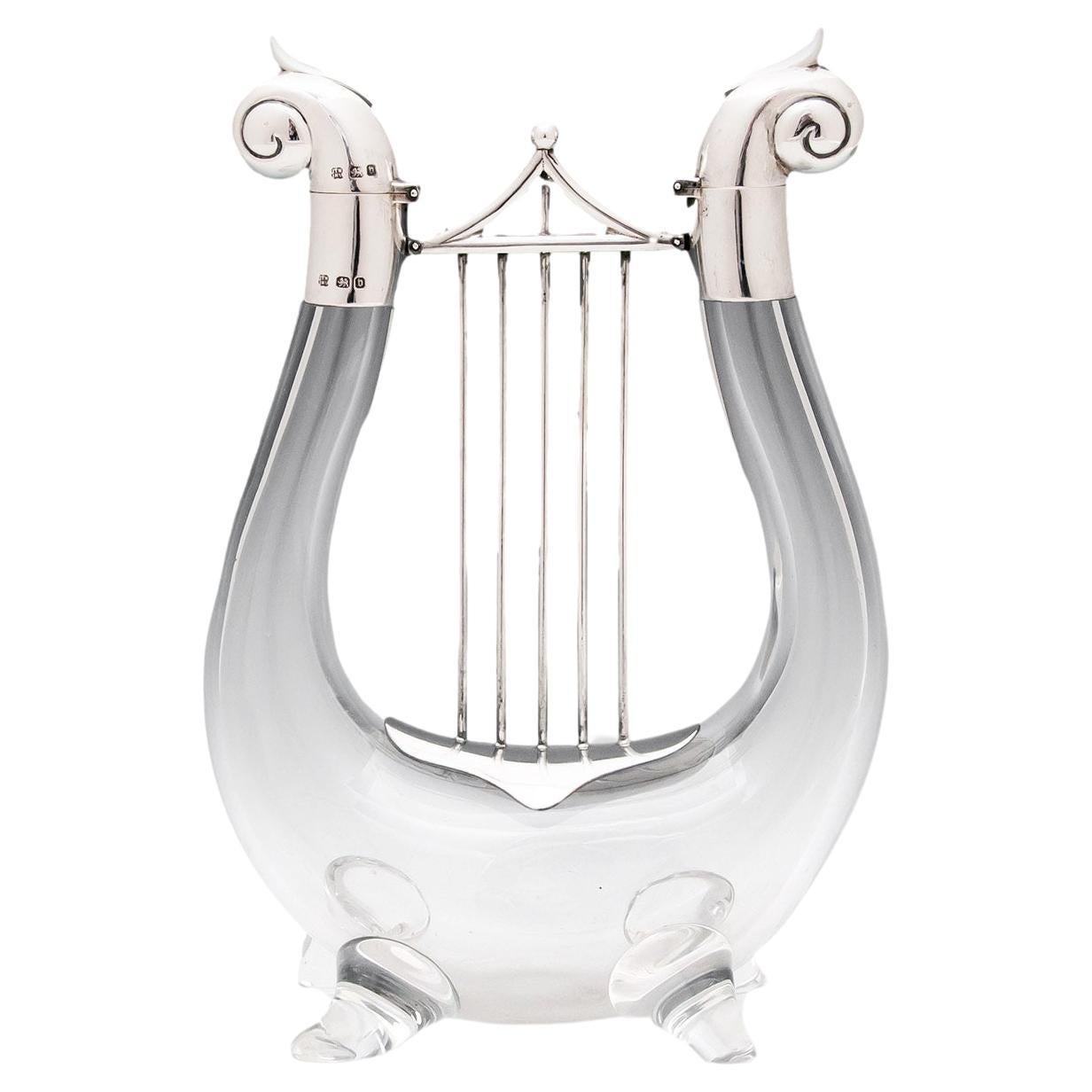 Carafe à décanter en forme de lyre surmontée d'argent, Hukin & Heath