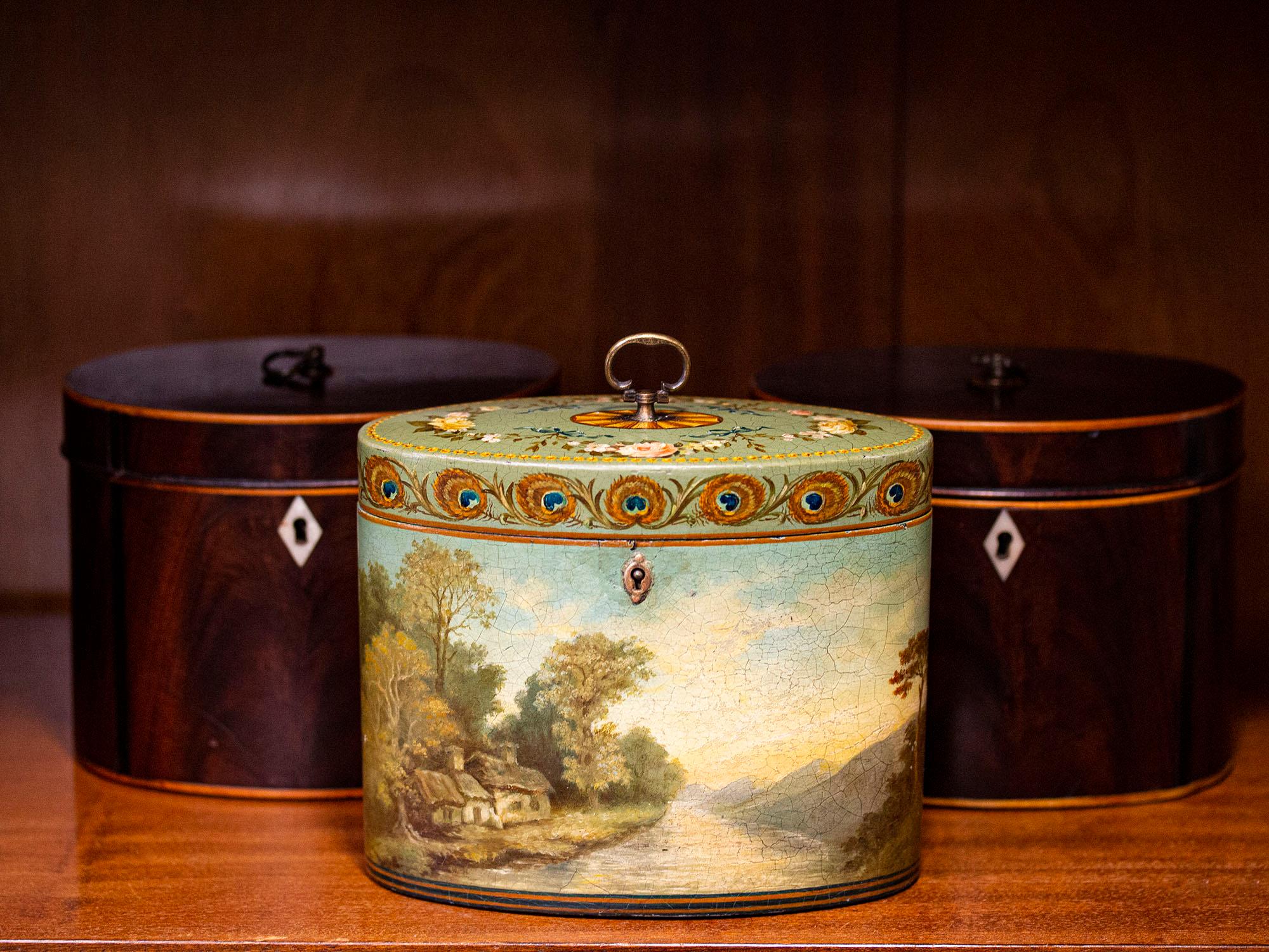 Scene di campagna 

Dalla nostra collezione di Tea Caddy, siamo lieti di presentare questo Tea Caddy in cartapesta di Henry Clay. Il Tea Caddy di Henry Clay, di forma ovale e realizzato in cartapesta, è splendidamente dipinto all'esterno con
