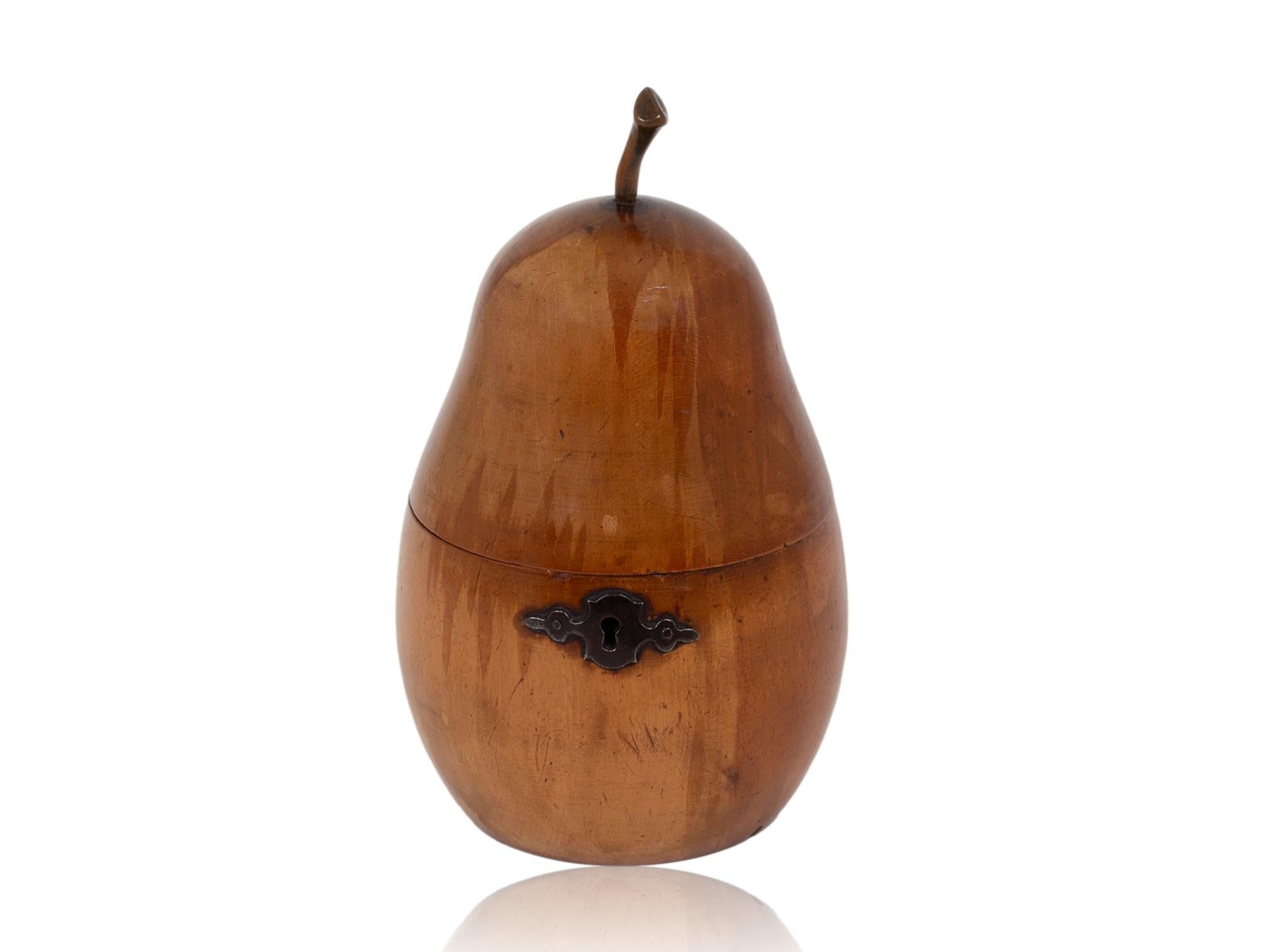 Portafrutta novità
Dalla nostra collezione di Tea Caddy, siamo lieti di offrirti questo Tea Caddy Continental Pear Fruit. Il Tea Caddy tornito in sicomoro a forma di frutto di pera con corpo globoso e coperchio affusolato con un gambo naturalistico