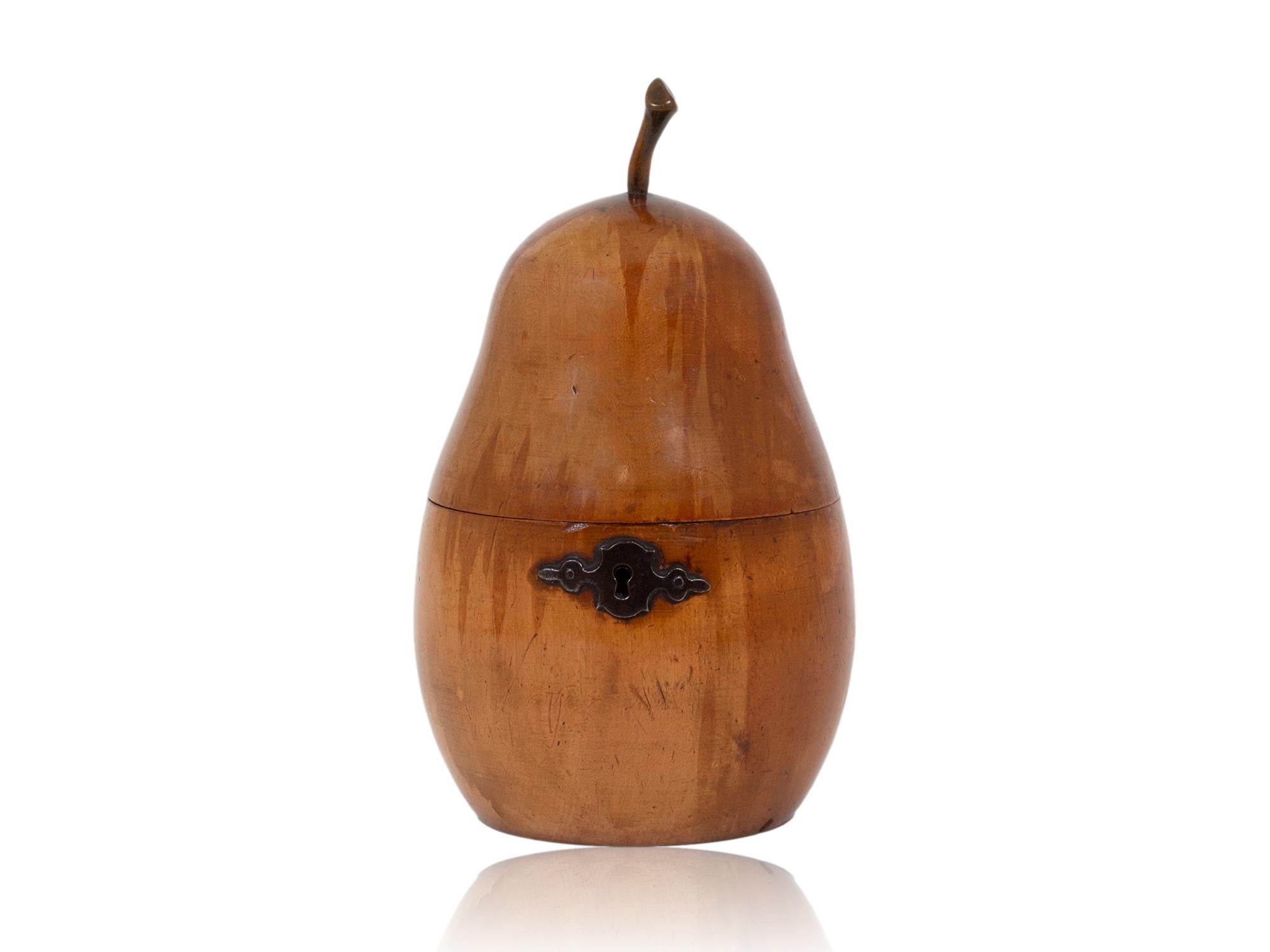 Intagliato a mano Antico porta tè Continental Novelty Pear Fruit in vendita