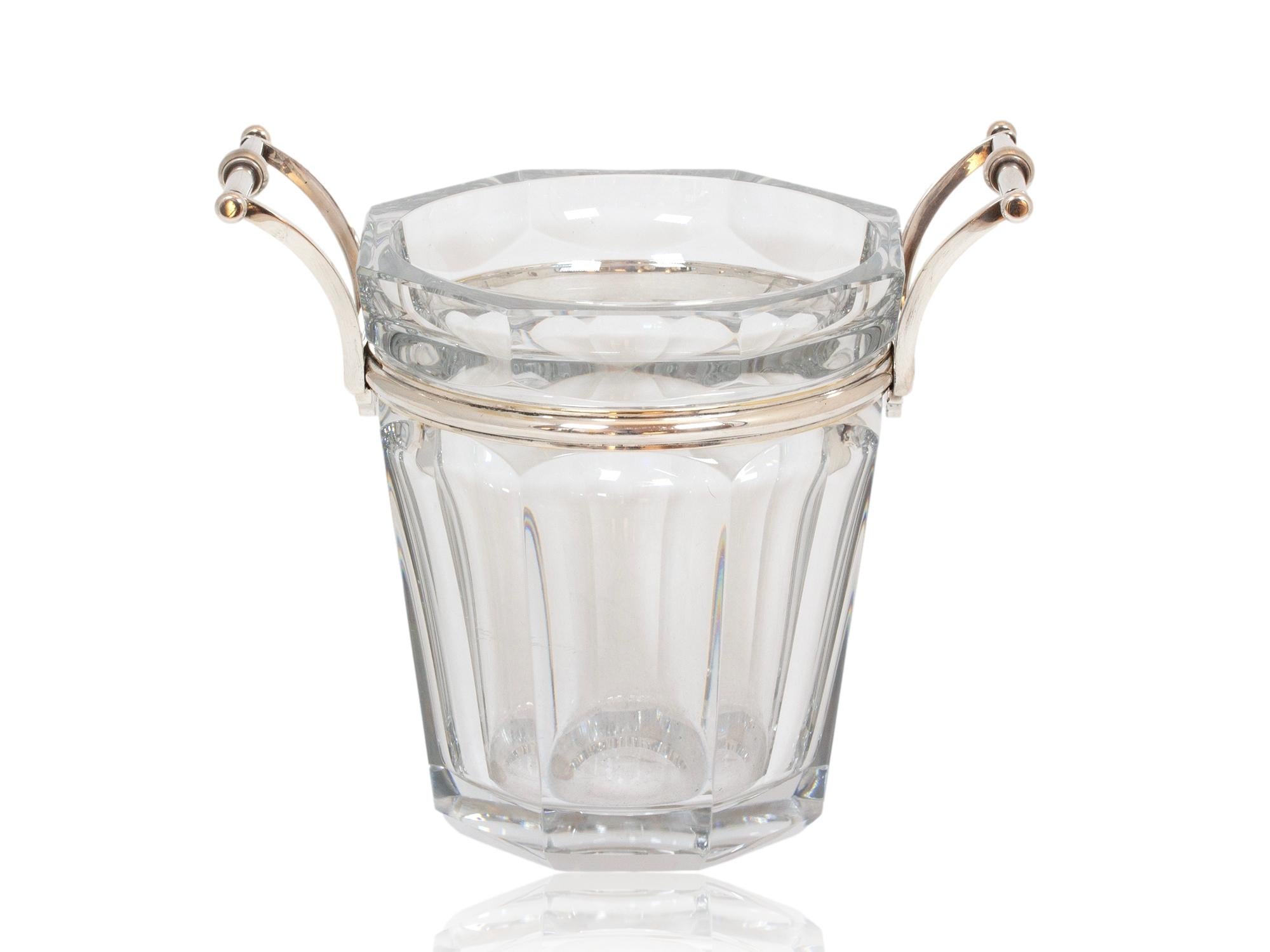 Mit versilberten Griffen

Wir freuen uns, Ihnen aus unserer Barware-Kollektion diesen Champagnerkühler aus Baccarat-Kristall anbieten zu können. Der achteckige Champagnerkühler hat einen konisch zulaufenden Körper aus schwerem Kristallglas und einen
