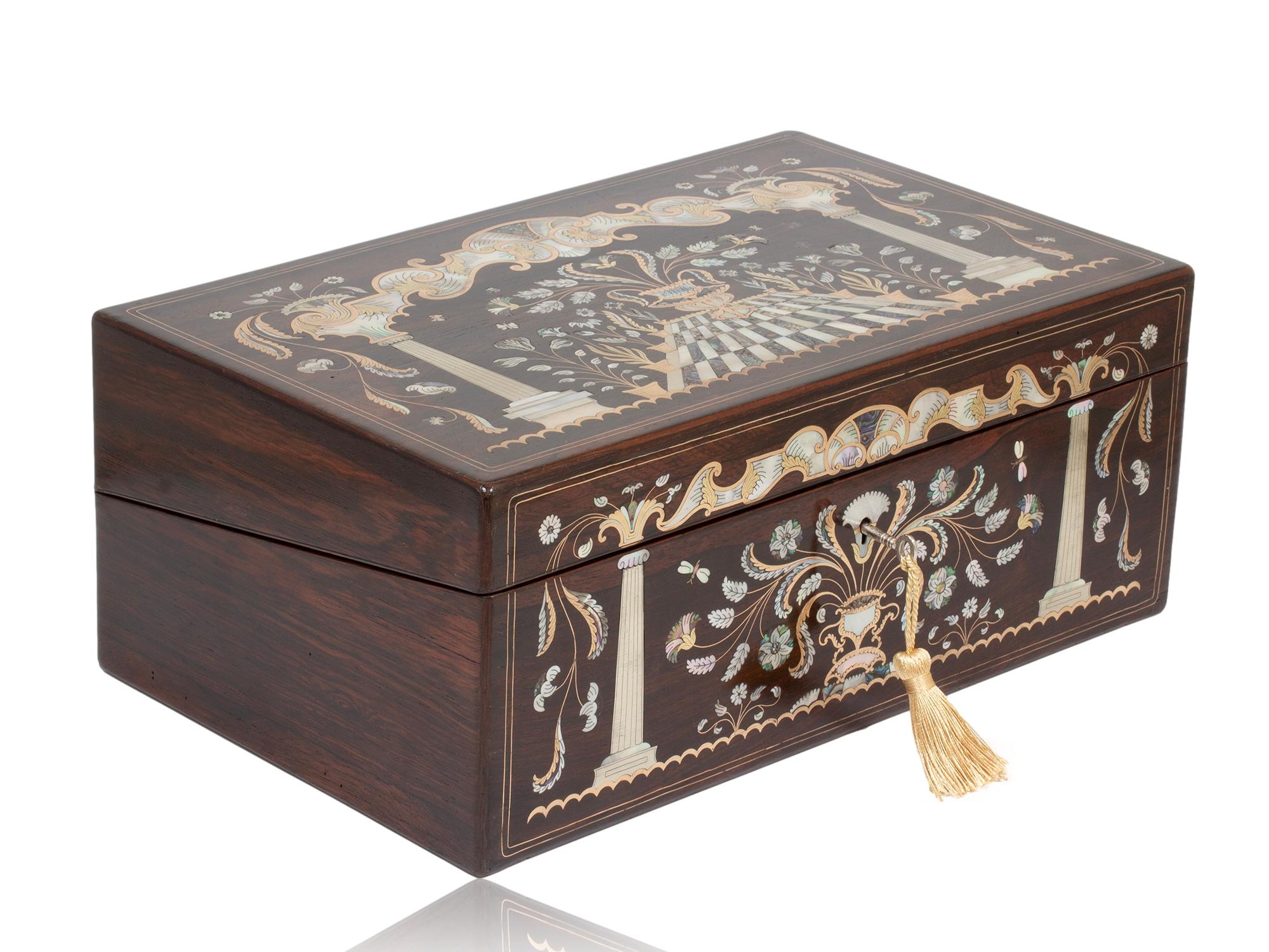 Starke Intarsienarbeit mit Perlmutt und Abalone

Aus unserer Writing Box-Kollektion bieten wir Ihnen diese atemberaubende antike Schreibbox mit Intarsien von Hausburg an. Die rechteckige, mit Palisander furnierte Schreibschachtel ist auf der