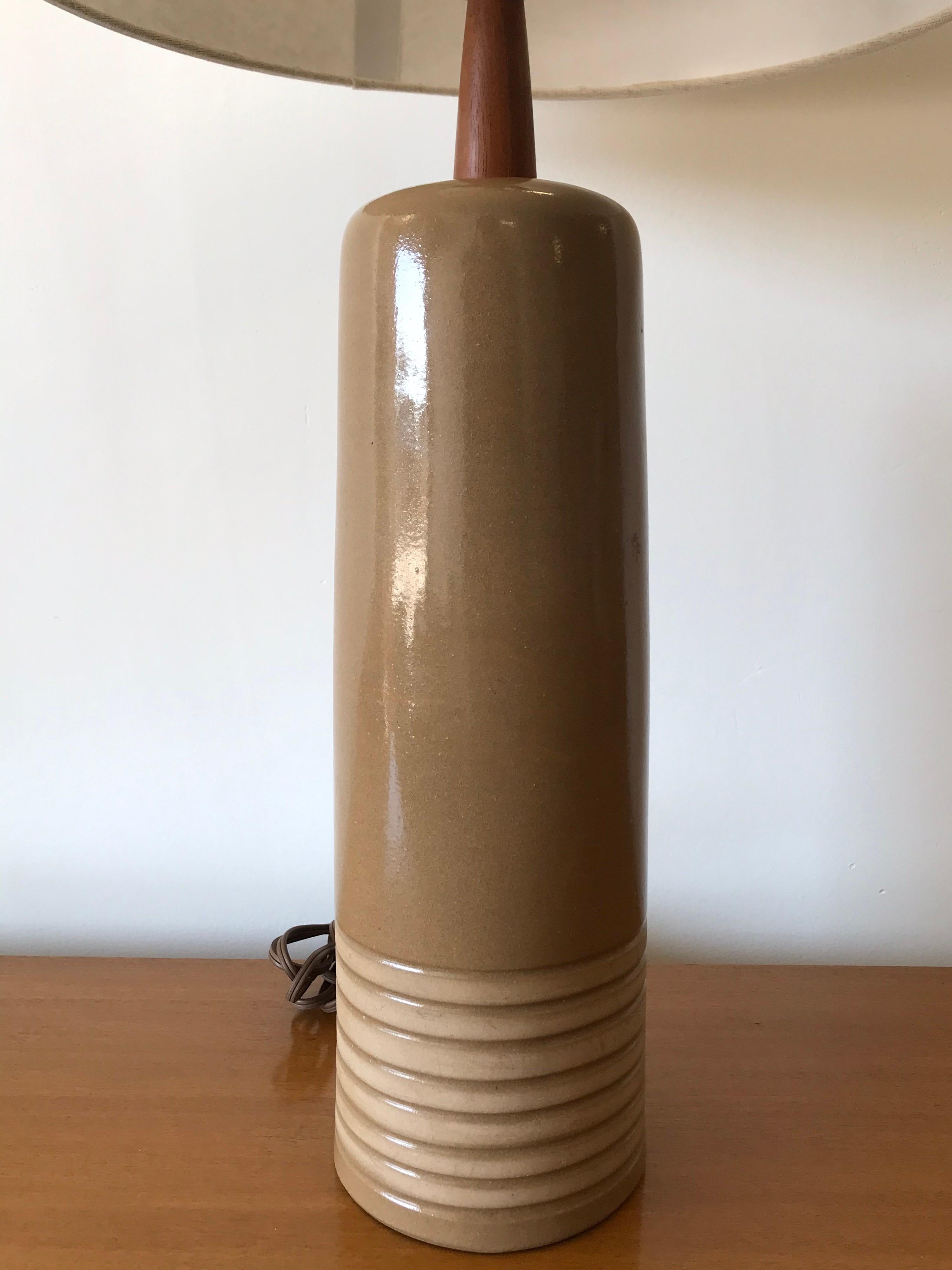 Table lamp by famed ceramicist duo Jane and Gordon Martz for Marshall Studios. Unusual glaze with incised detail towards the bottom. Shade has been replaced. 


Measures: Overall 
28.5” tall
15” wide

Ceramic portion
14.5” tall
5” wide.