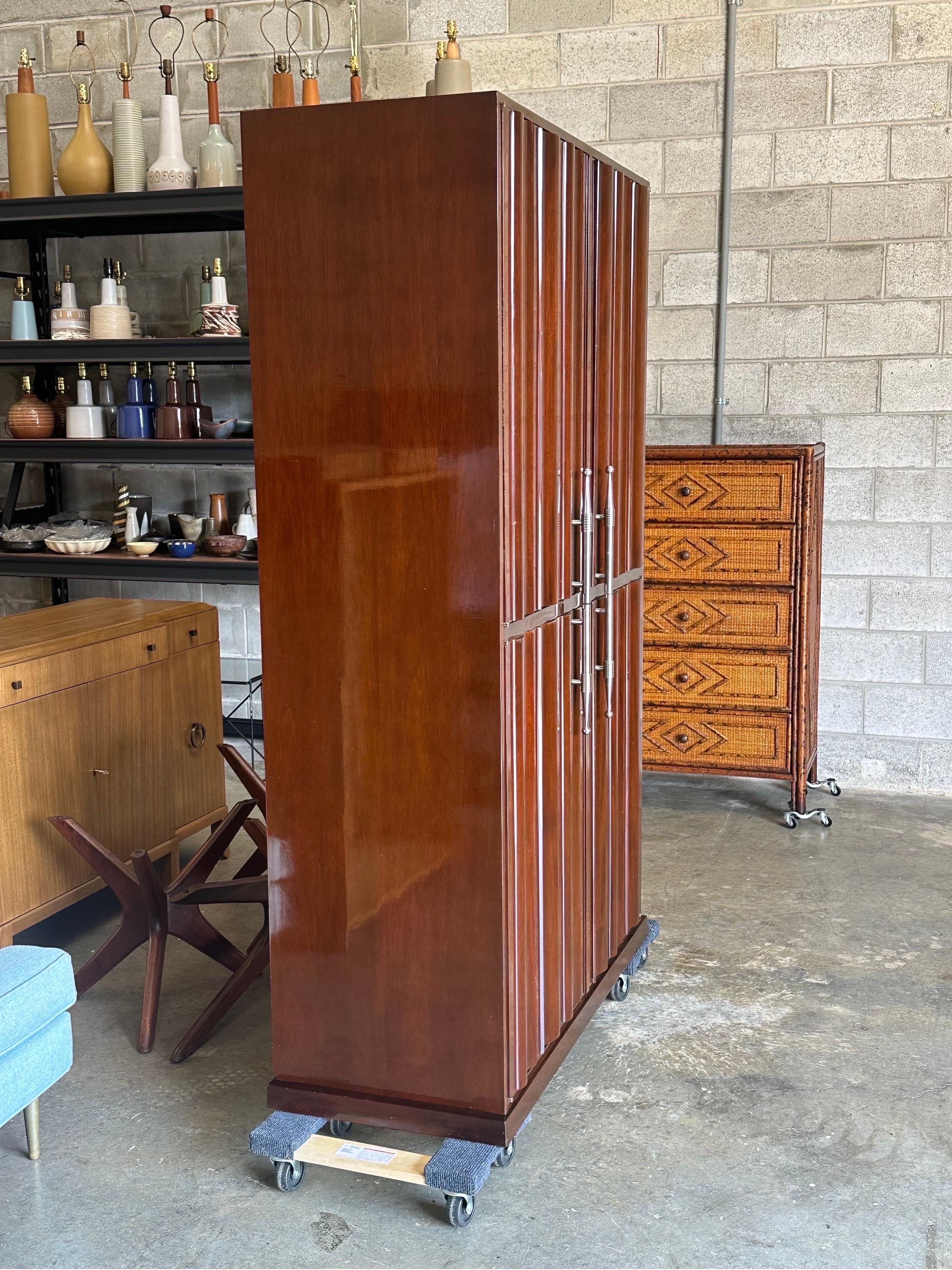 Grande armoire de bar éclairée Tommi Parzinger pour Parzinger Originals en vente 6
