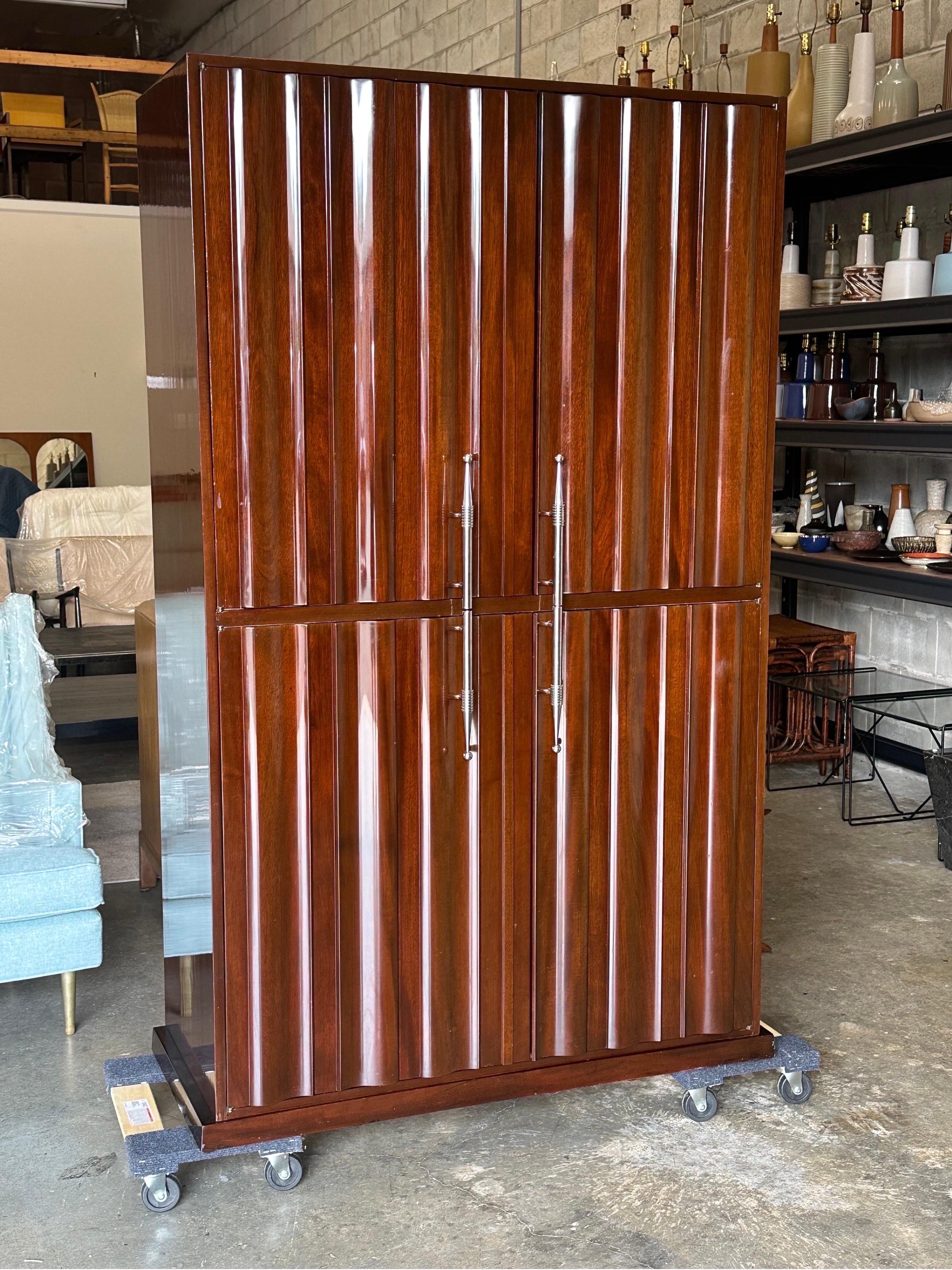 Grande armoire de bar éclairée Tommi Parzinger pour Parzinger Originals en vente 5