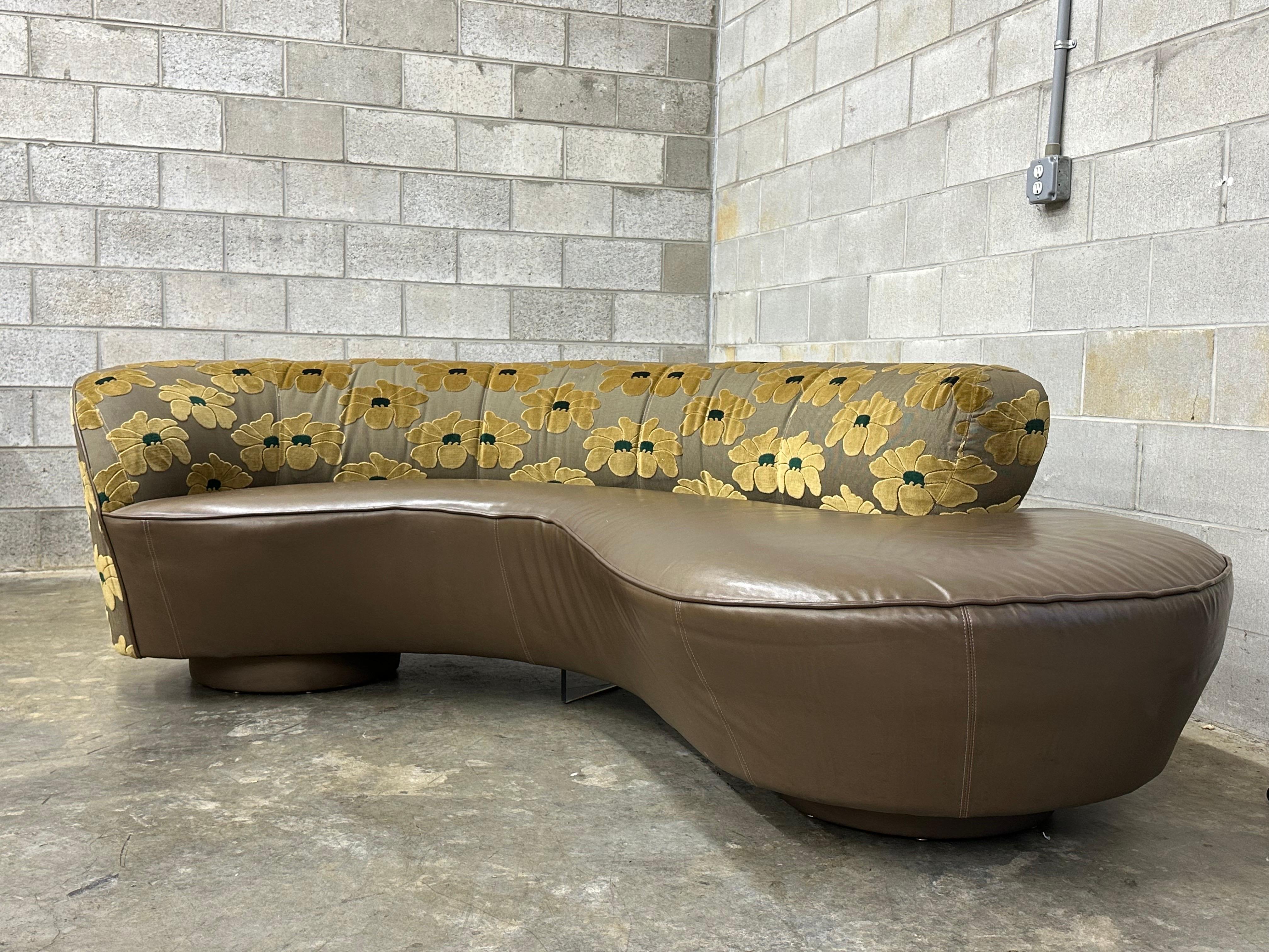 Un canapé classique conçu par Vladimir Kagan pour Directional. Il est doté d'un rembourrage intéressant, au-dessus de deux socles ronds et d'un support central en lucite. Un design/One remarquable


Parmi les autres designers notables de cette