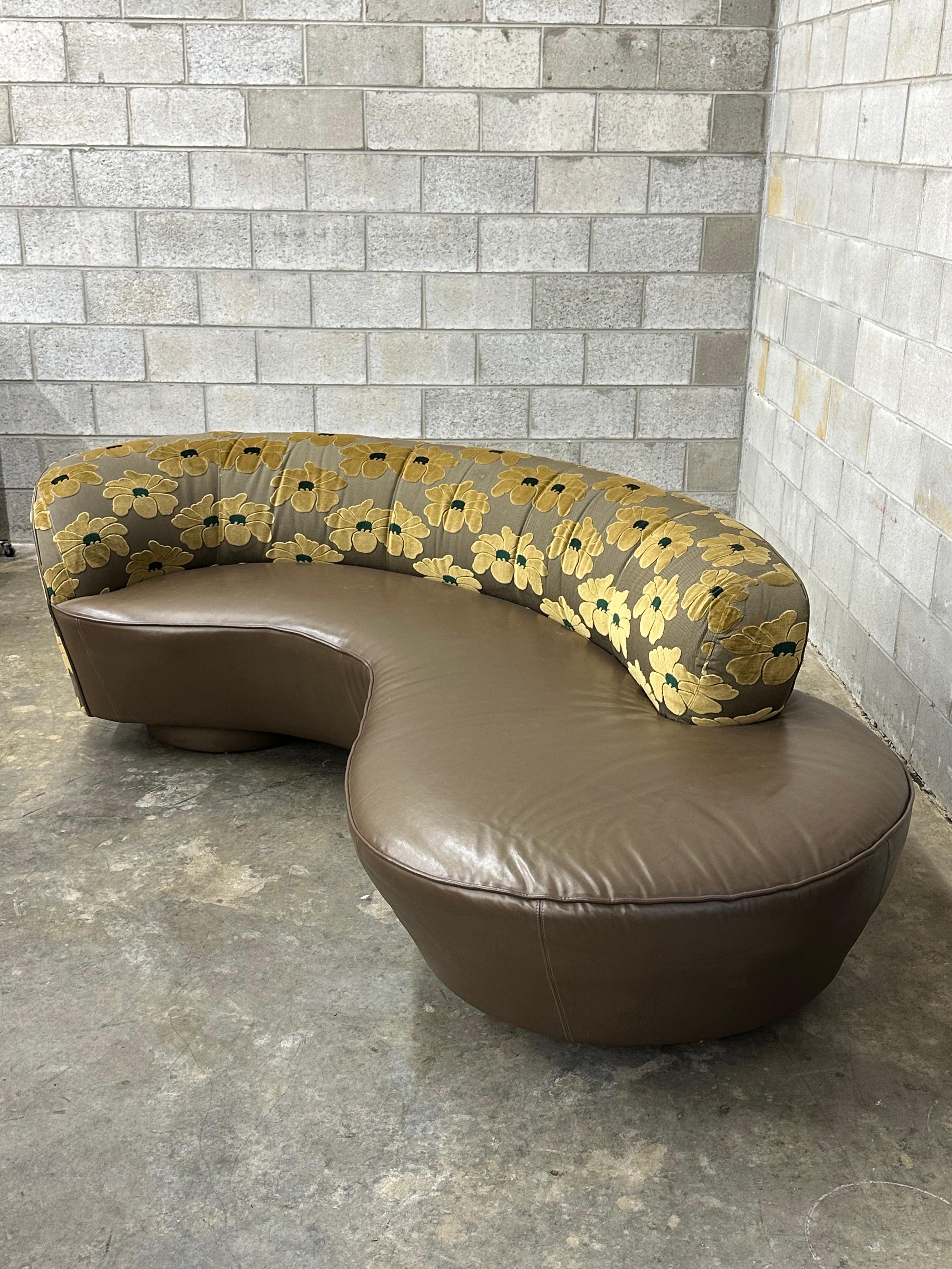 Mid-Century Modern Vladimir Kagan pour le canapé serpentin Directional en vente