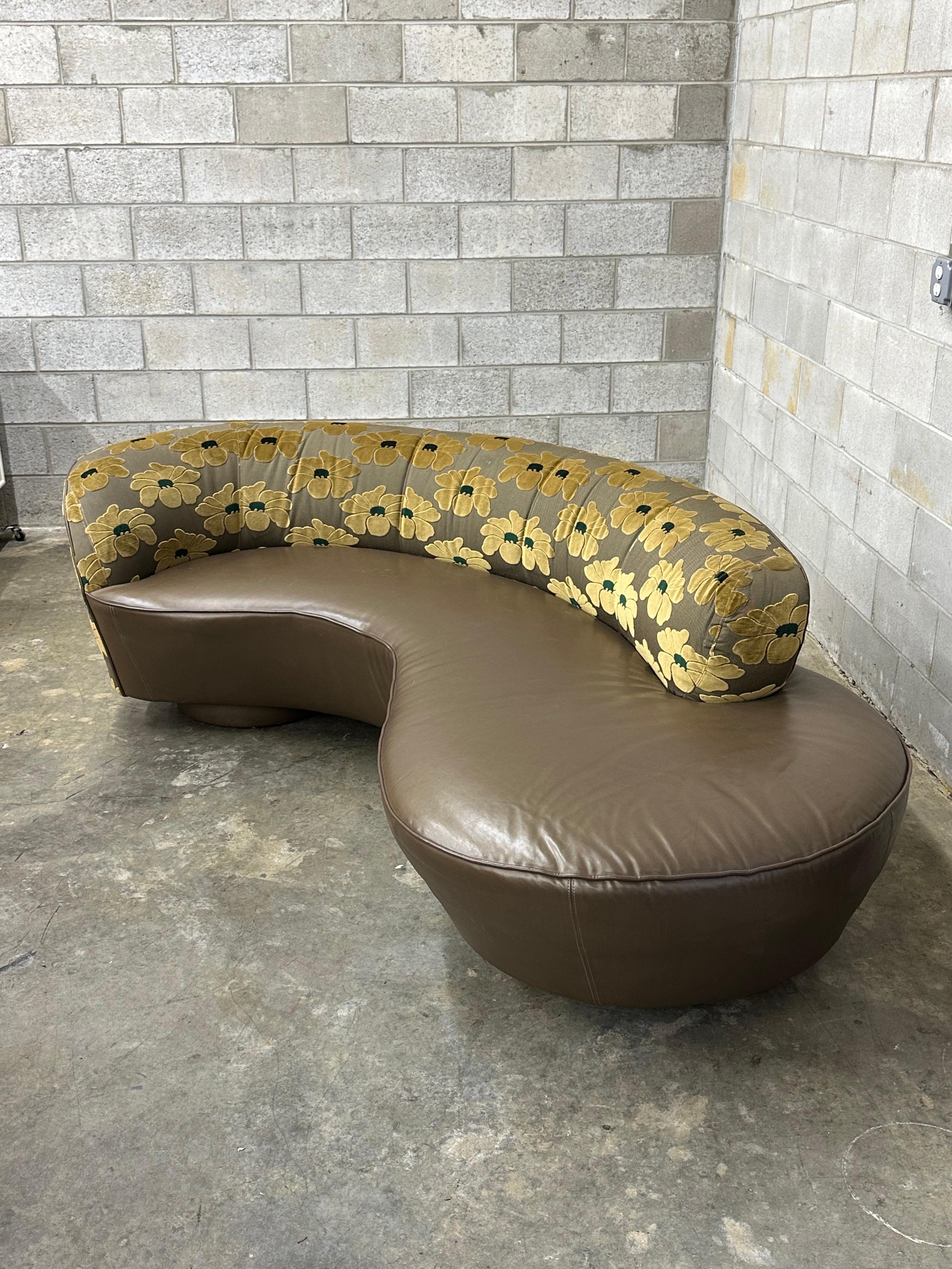 Américain Vladimir Kagan pour le canapé serpentin Directional en vente