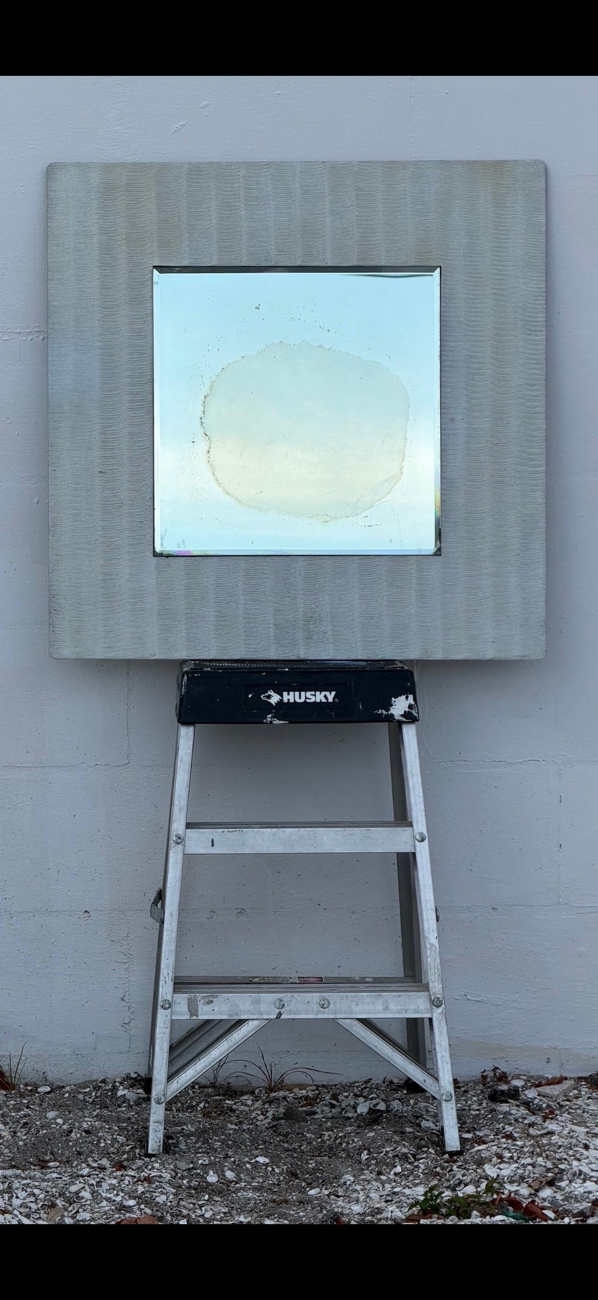 Un elegante specchio in alluminio acidato di Lorenzo Burchiellaro.