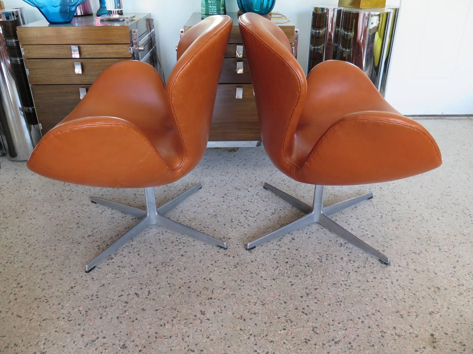 Mid-Century Modern Pair of Vintage Arne Jacobsen Fritz Hansen Swan Chairs