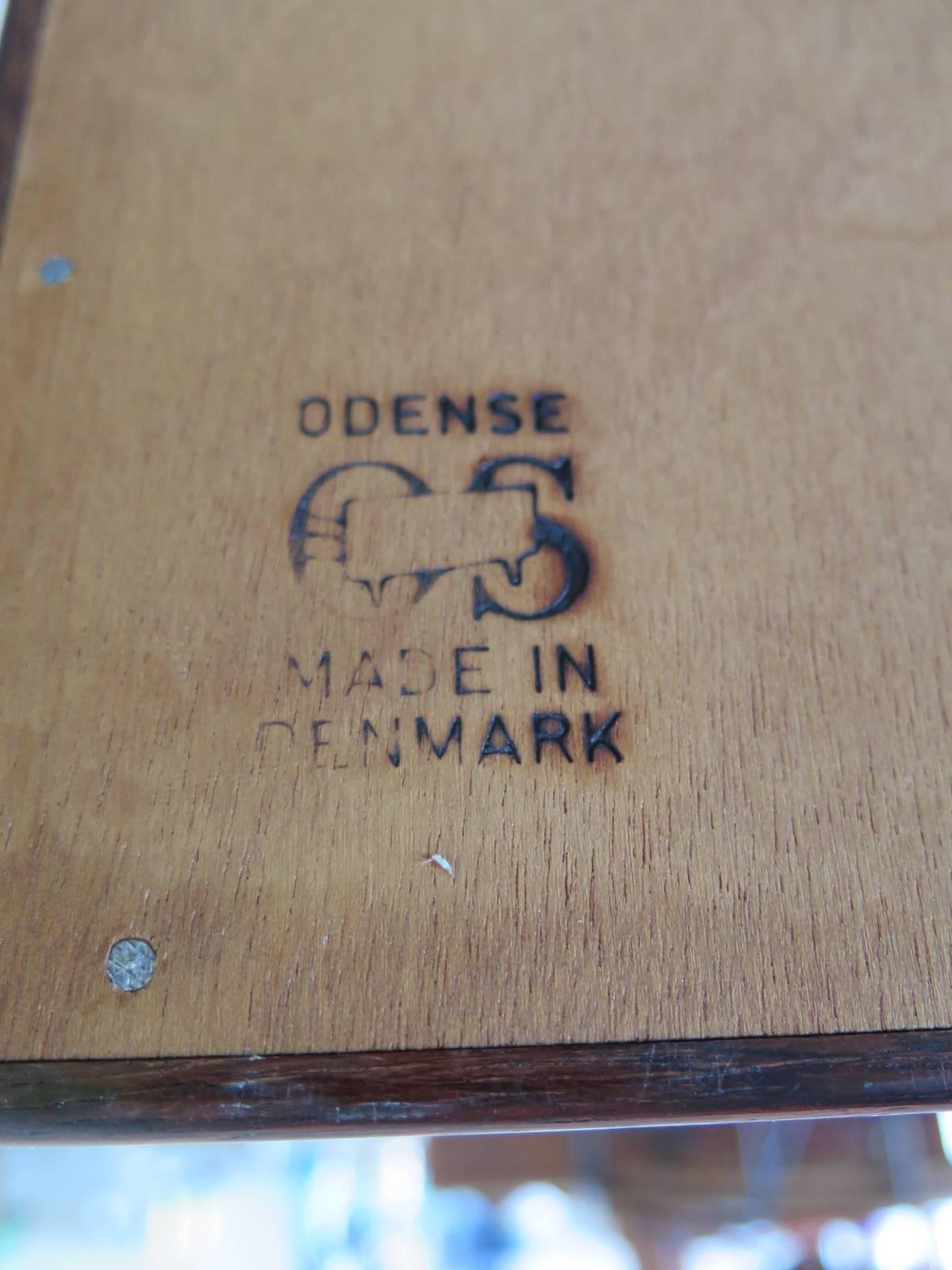 Table de nuit danoise en bois de rose sculpté Odense d'Arne Vodder en vente 1