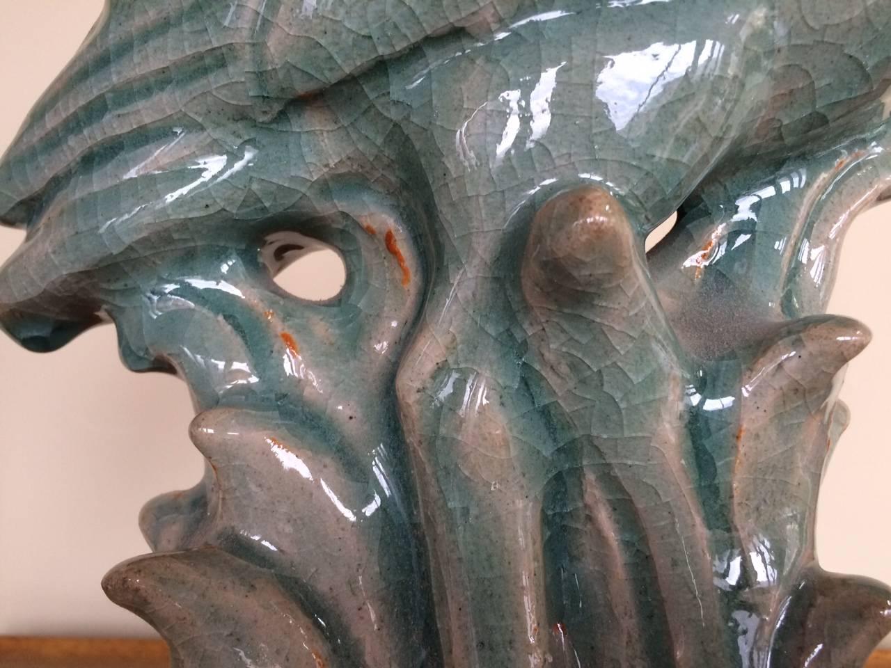 Inhabituelle sculpture en céramique émaillée Royal Copenhagen, représentant un héron bleu. Signé et daté 1938. Glaçage craquelé, lourd et assez grand. Notez une imperfection - un éclat - voir photo.