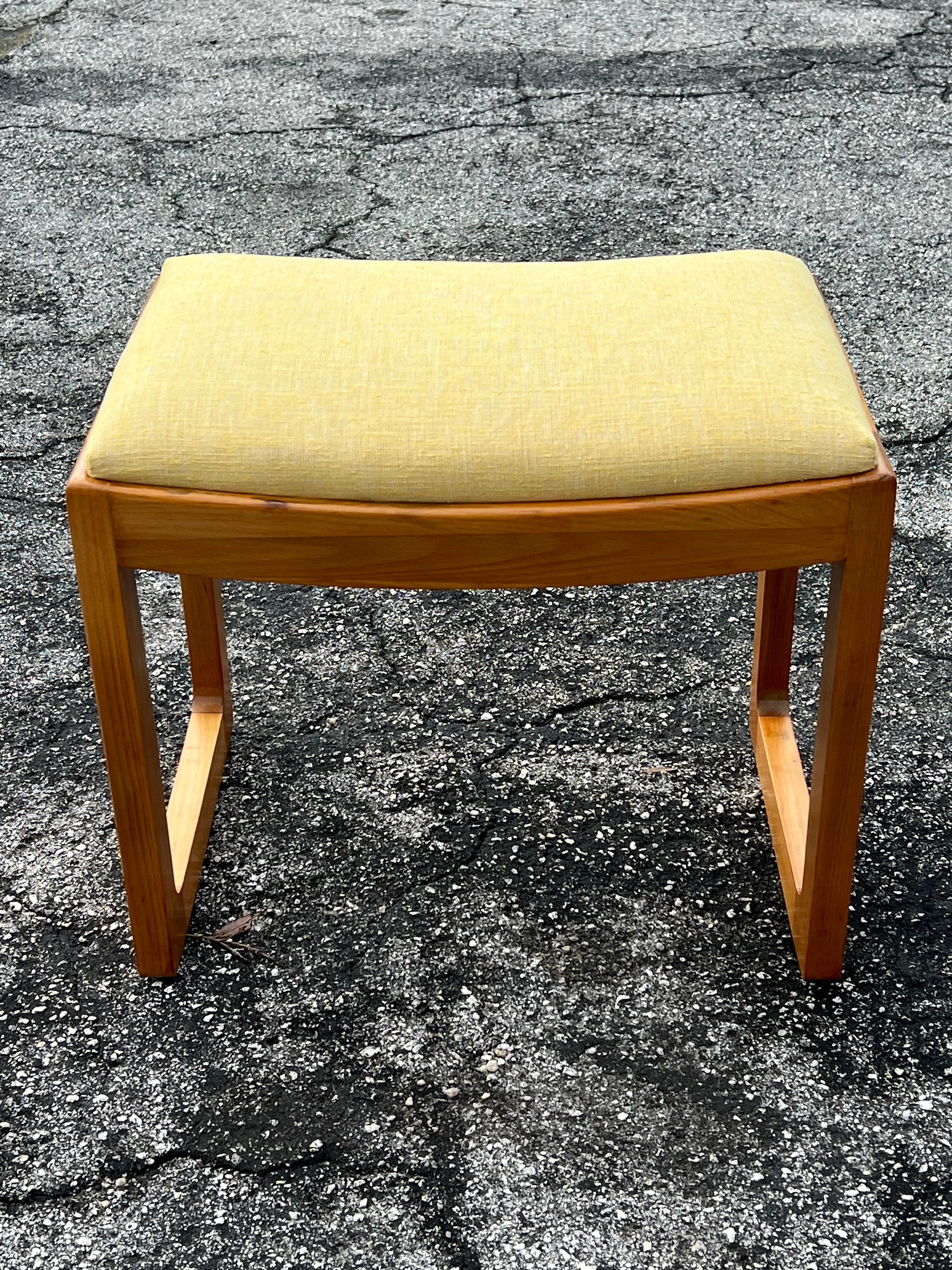 Eine klassische und zeitlose Edward Wormley-Polsterbank für Drexel Precedent line, Modell 200-2, ca. 1950er Jahre. Neu restauriert mit natürlichem, klarem Lack, der die Holzmaserung zeigt, und neuer Polsterung aus naturgelbem Leinen.