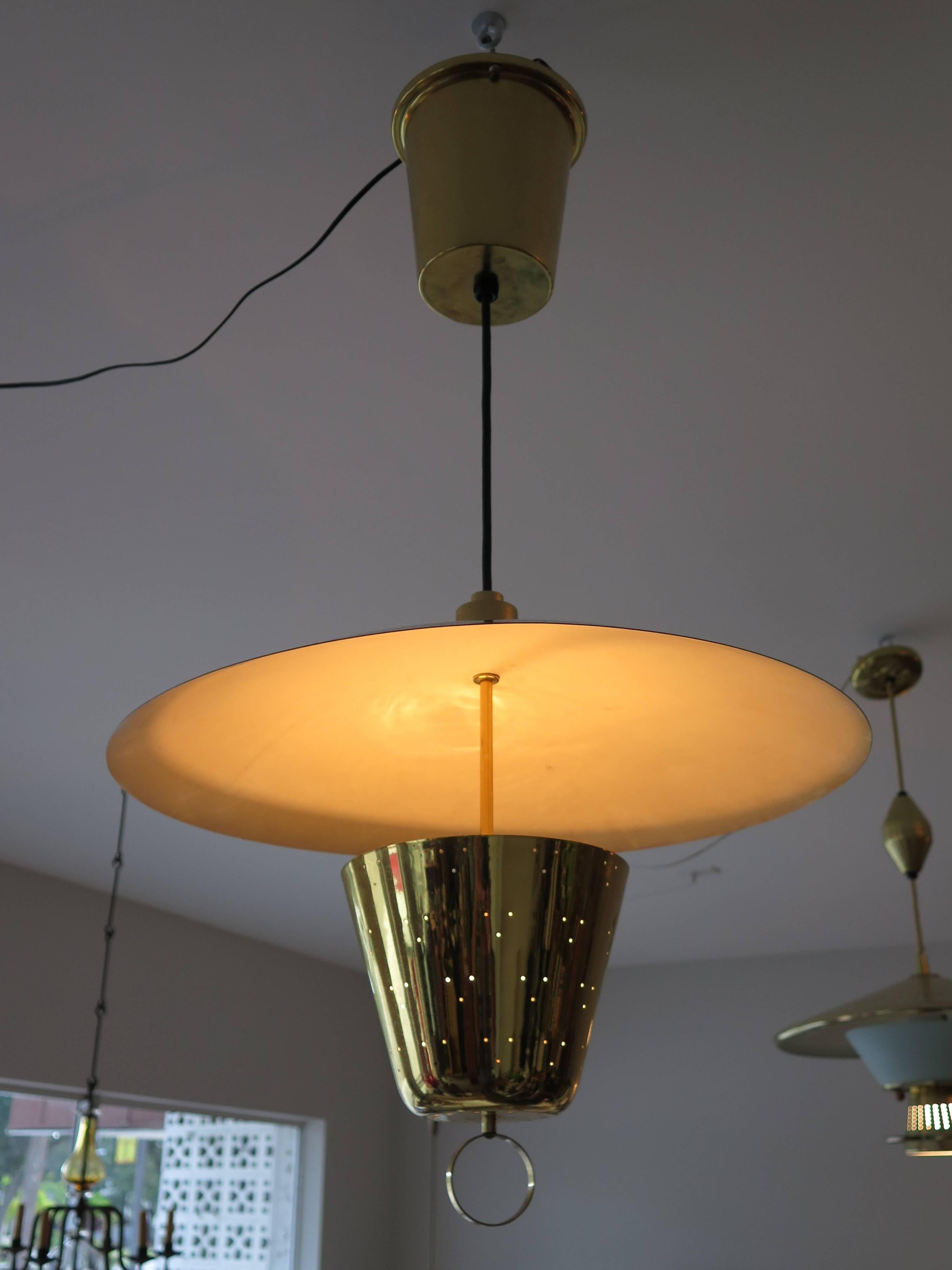Pendelleuchte aus Messing Verstellbare Lampe  (Mitte des 20. Jahrhunderts) im Angebot