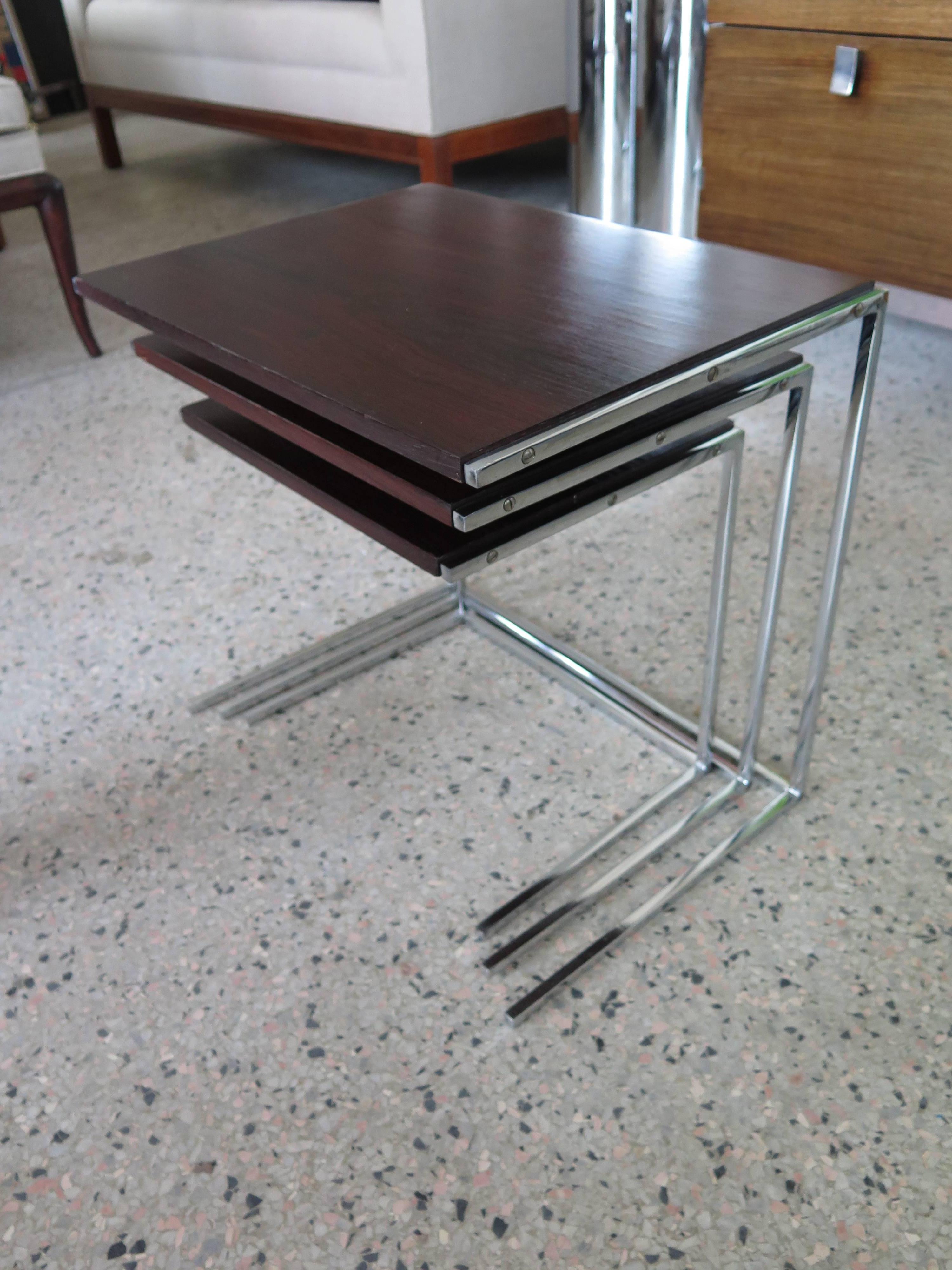 Milieu du XXe siècle Ensemble de tables gigognes en bois de rose en vente