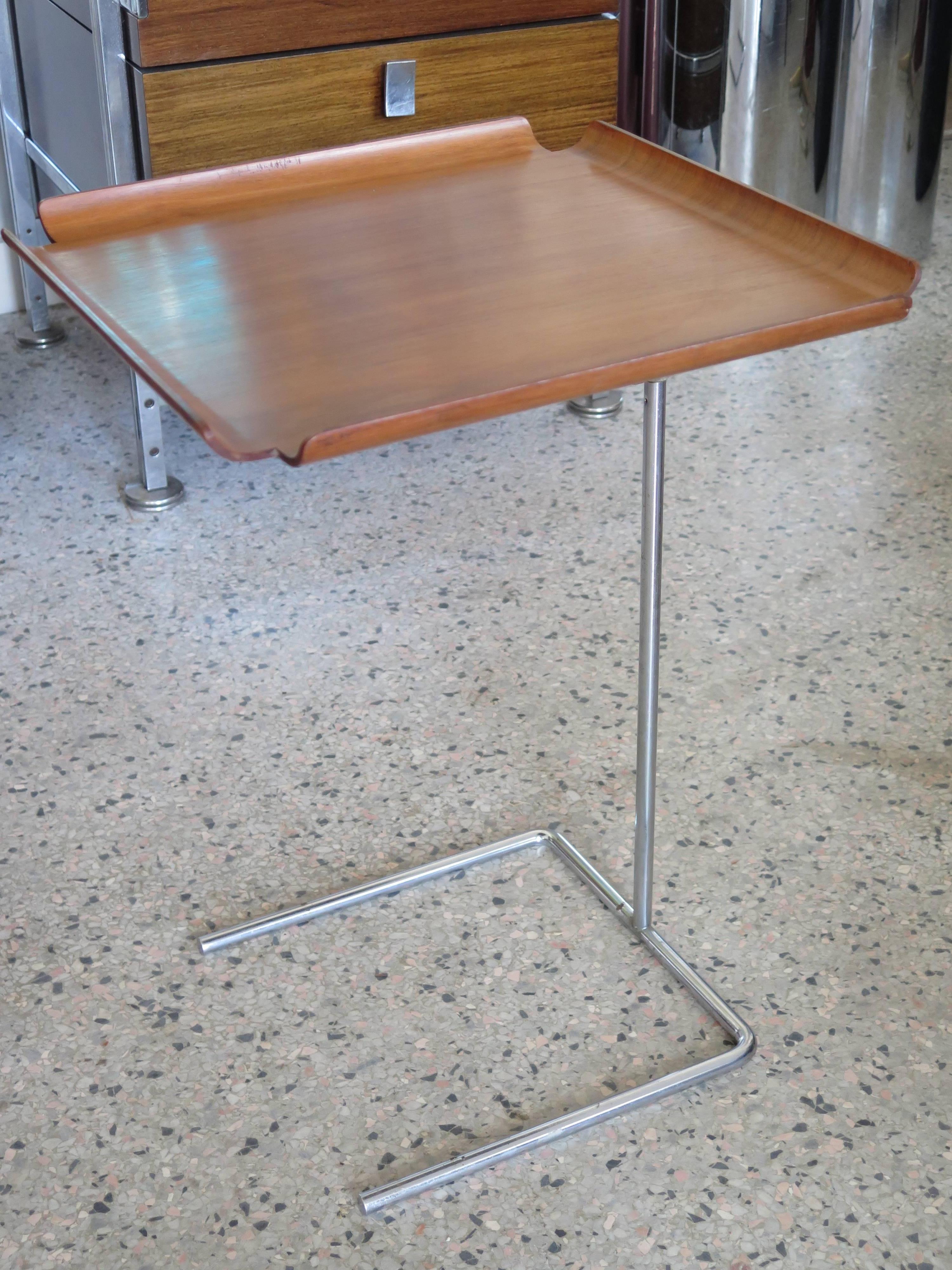 A vintage 1950s George Nelson tray table for Herman Miller. Calico ash molded plywood top. Chrome metal base adjusts from 19