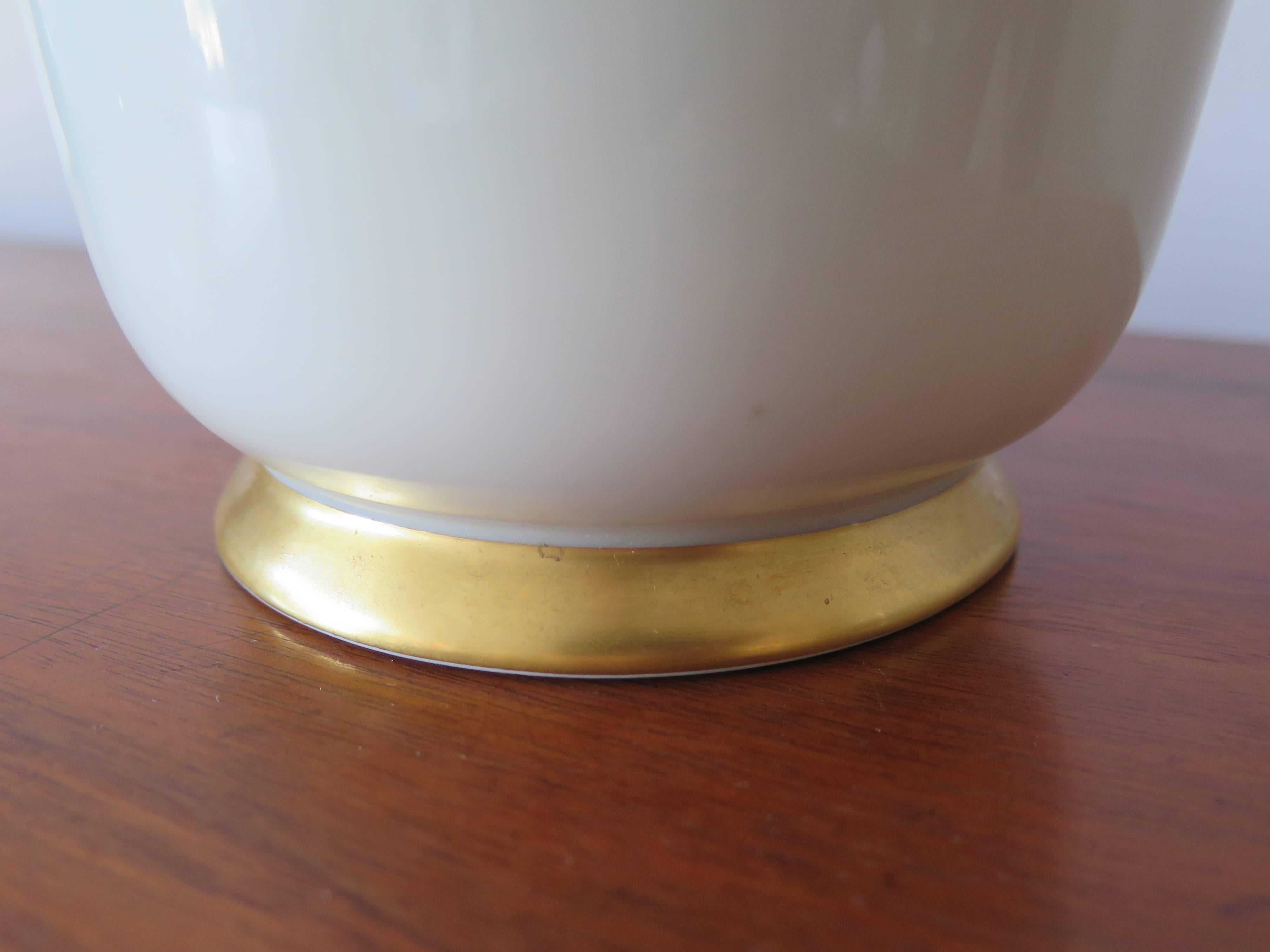 Un elegante vaso del produttore tedesco Gerold Porzellan, circa 1950. Smalto bianco con accenti dorati.