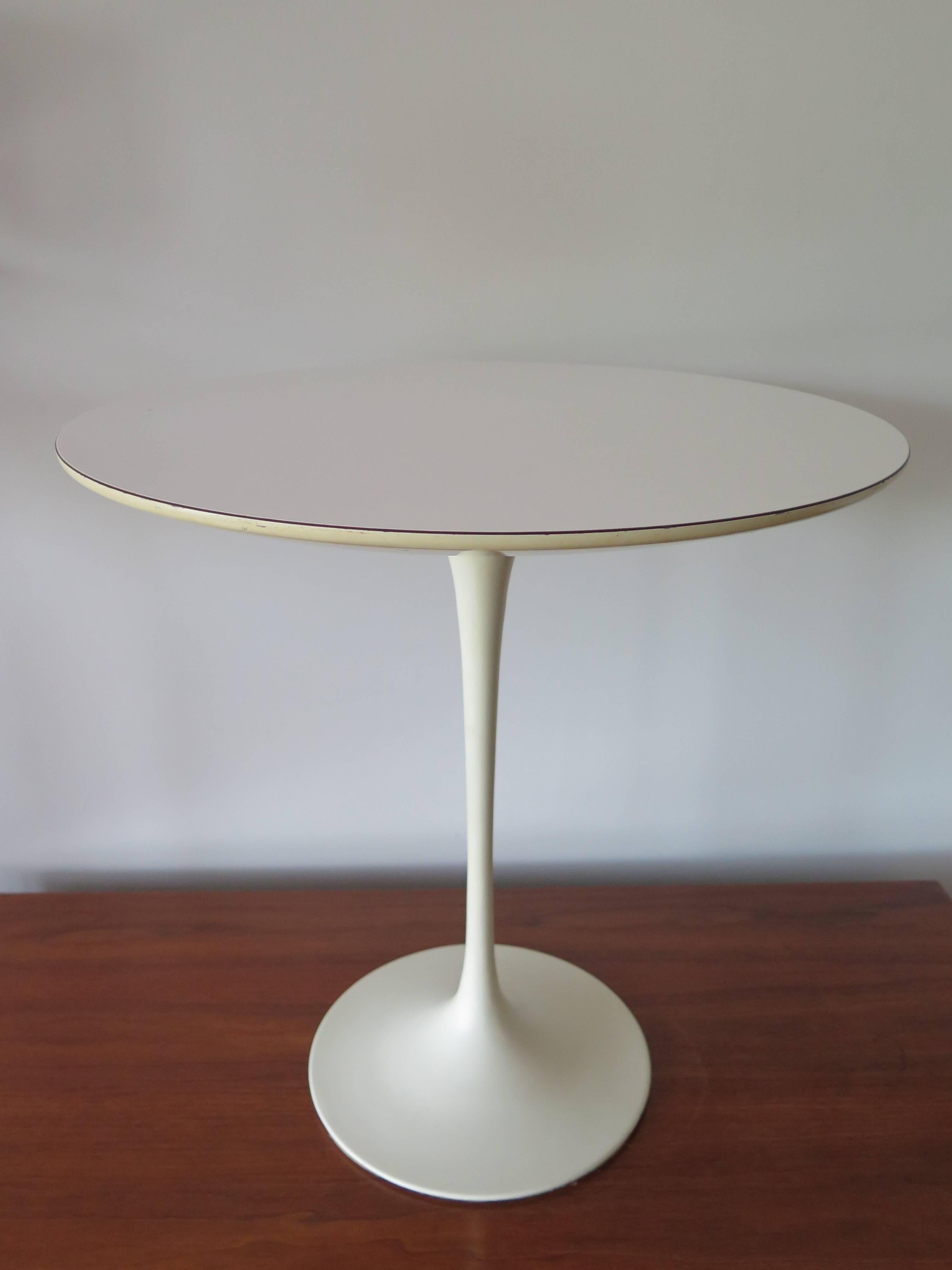 A vintage Eero Saarinen for Knoll pedestal table with white top (20