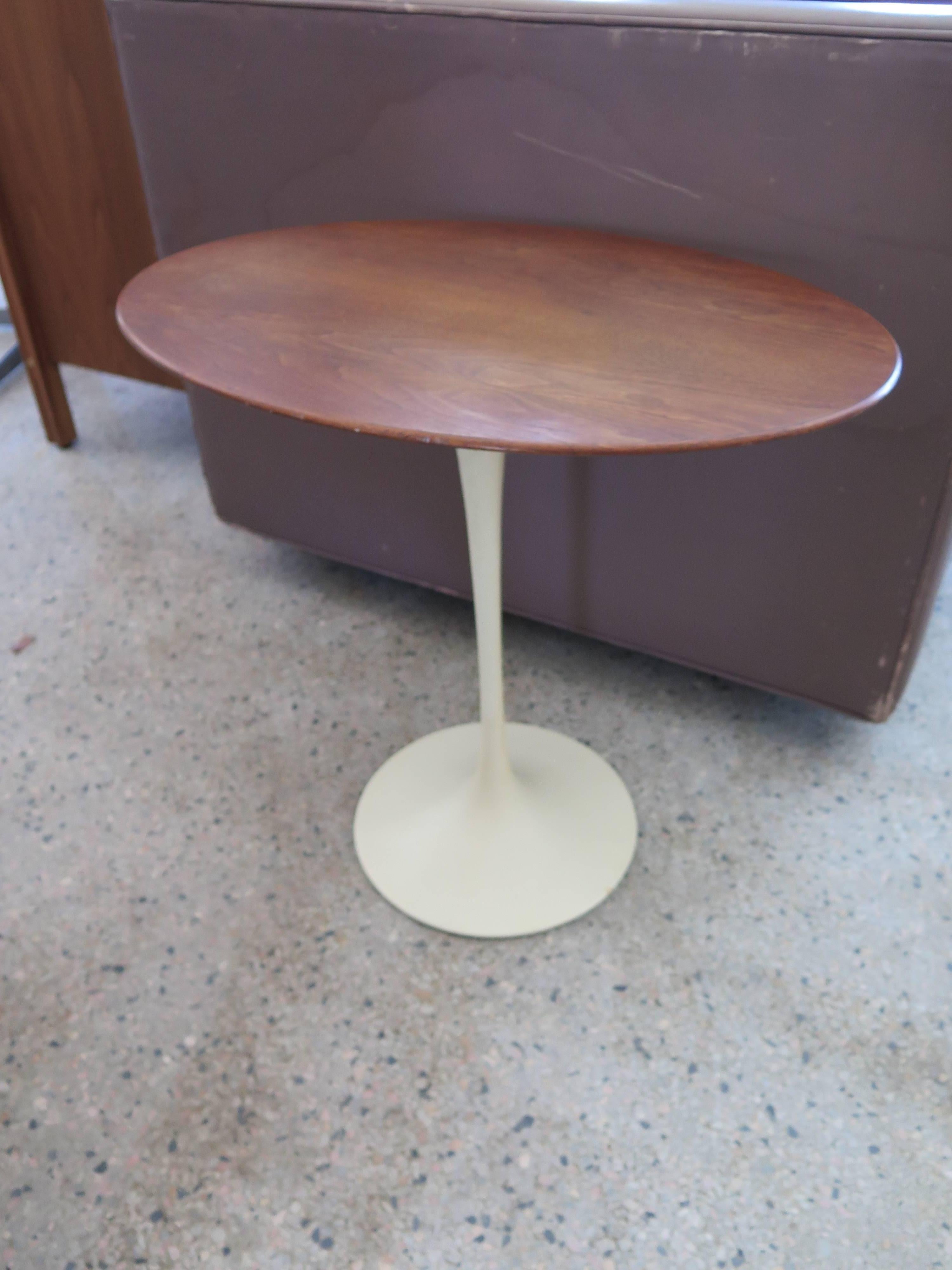 Saarinen Knoll Elliptical Table Walnut In Good Condition In St.Petersburg, FL