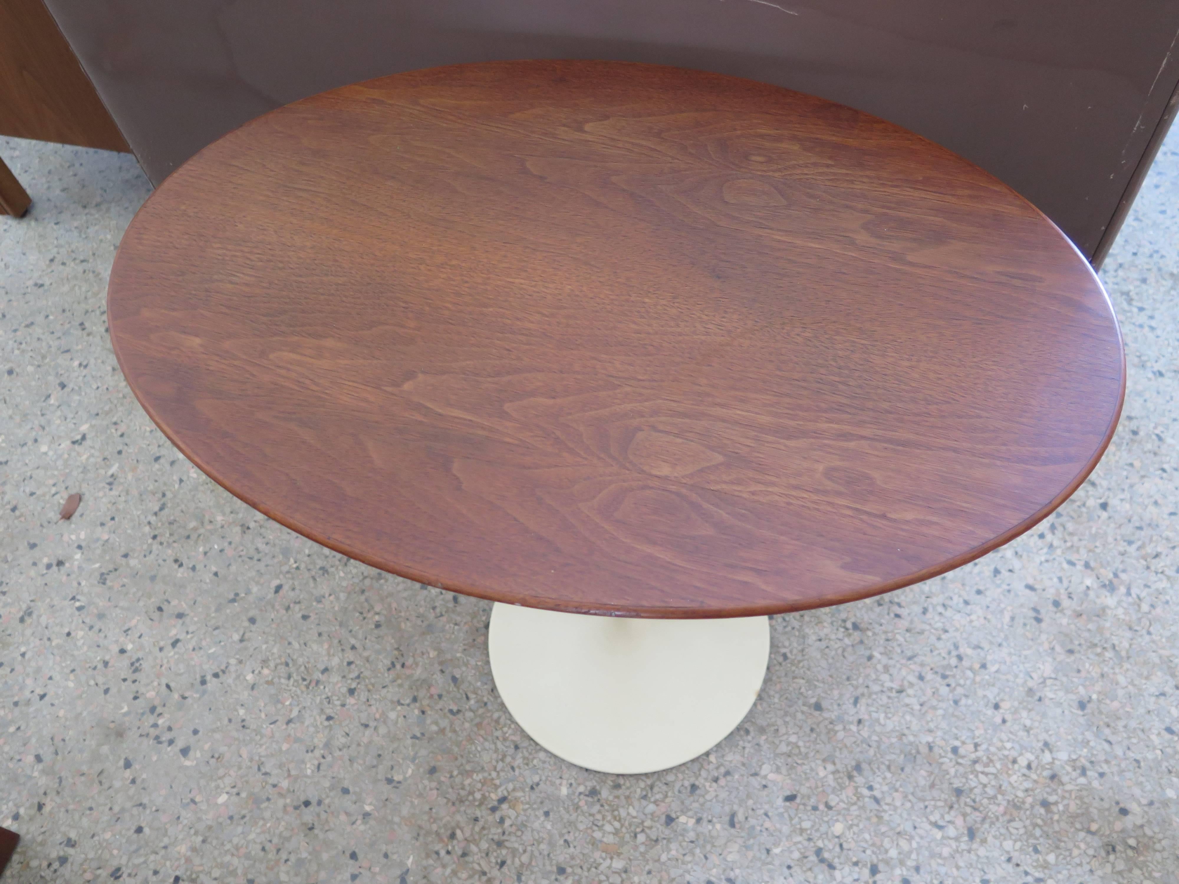 Mid-20th Century Saarinen Knoll Elliptical Table Walnut