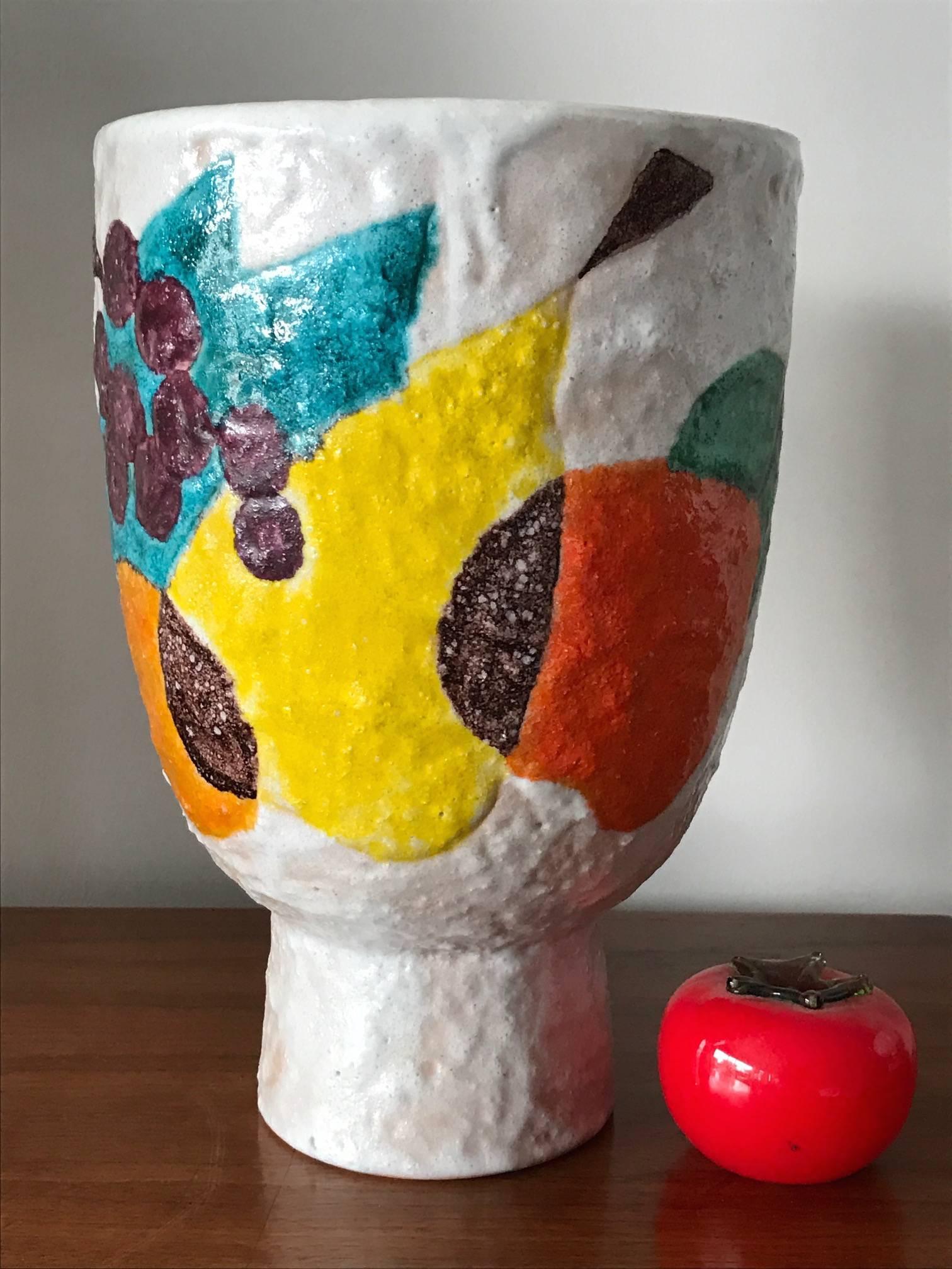 Un vase inhabituel en céramique italienne pour Raymor. Mesures approximatives : 13